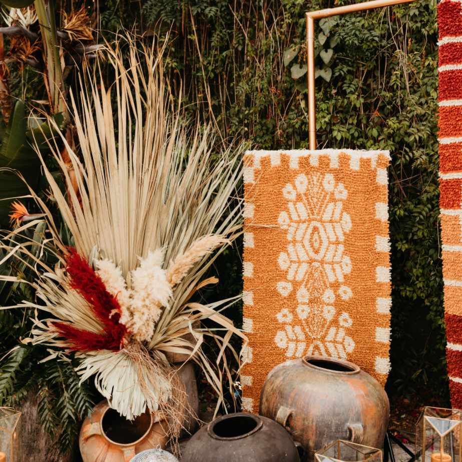 悬挂式设施三个危地马拉织地毯和干棕榈树