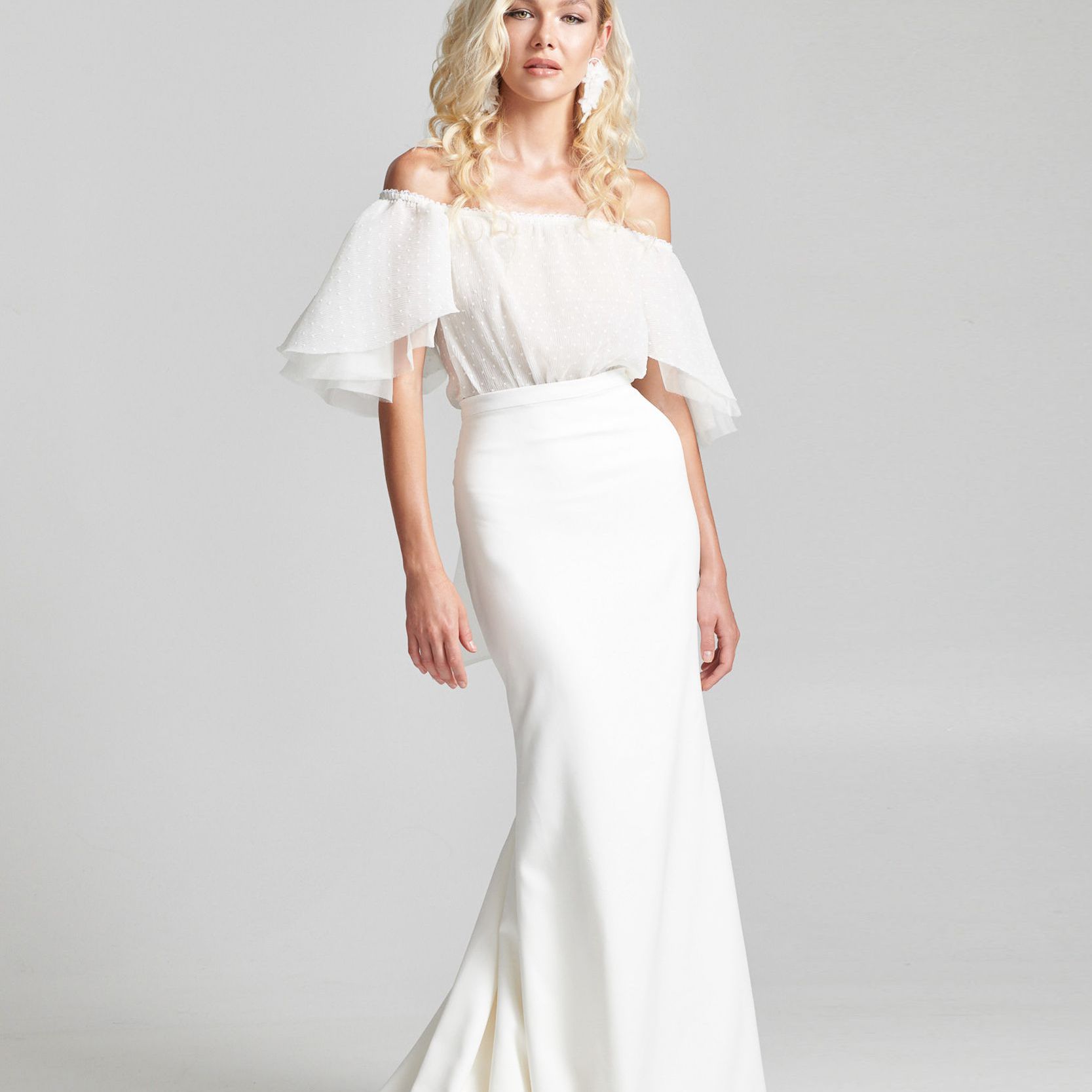 模型在场外的肩顶与裙子和列车