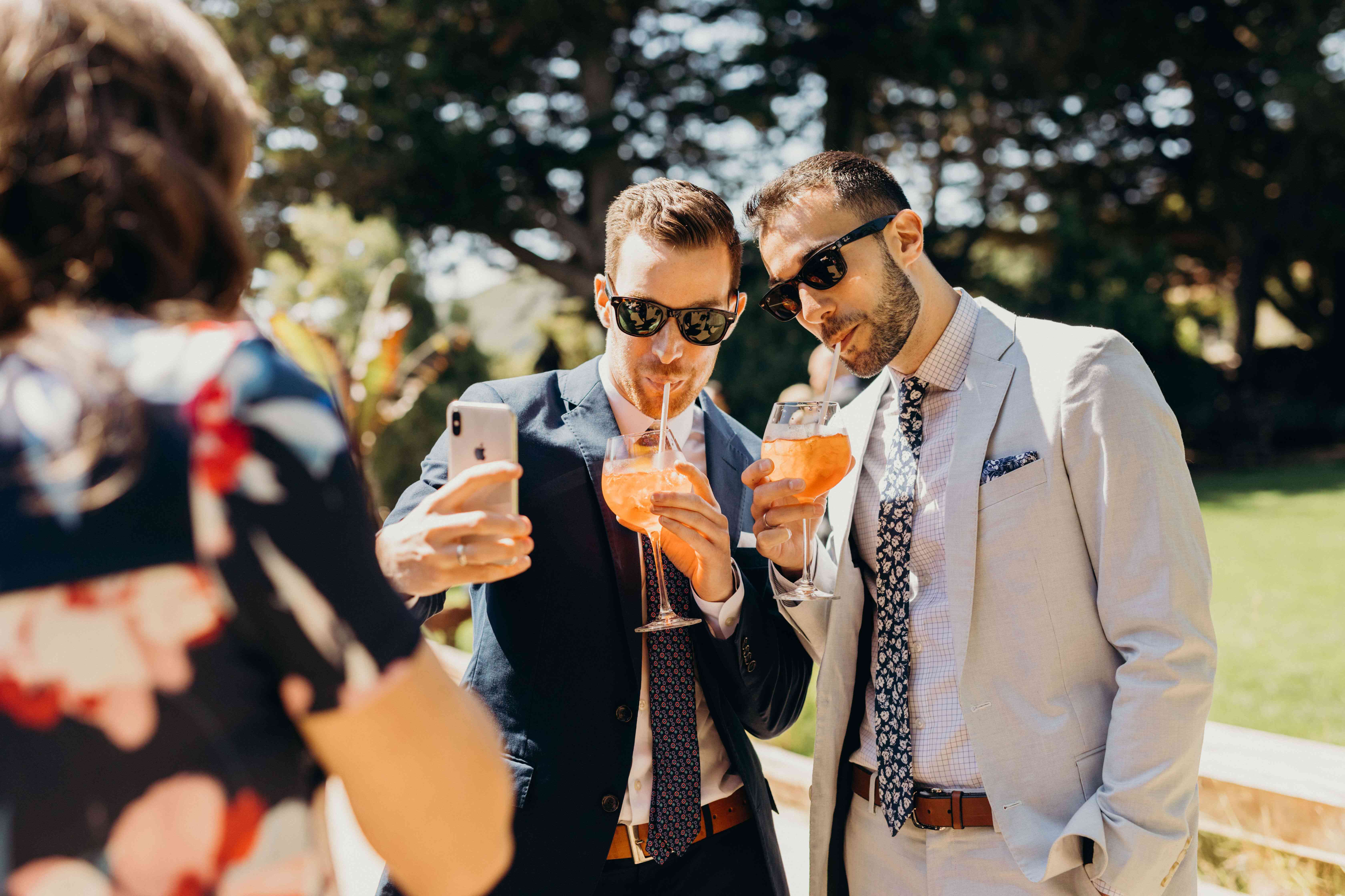 伴郎喝着鸡尾酒自拍