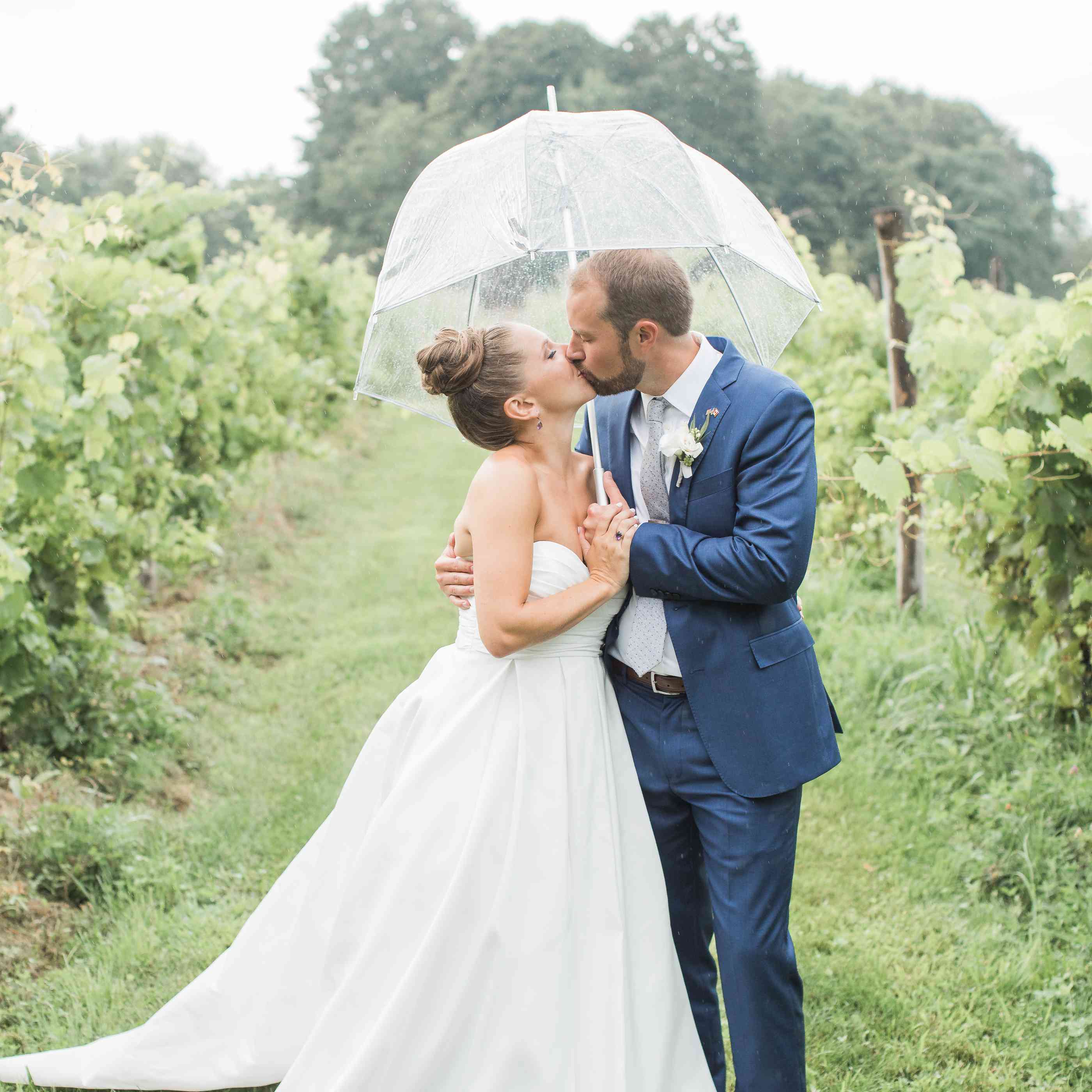 亲吻在雨中的新娘和新郎