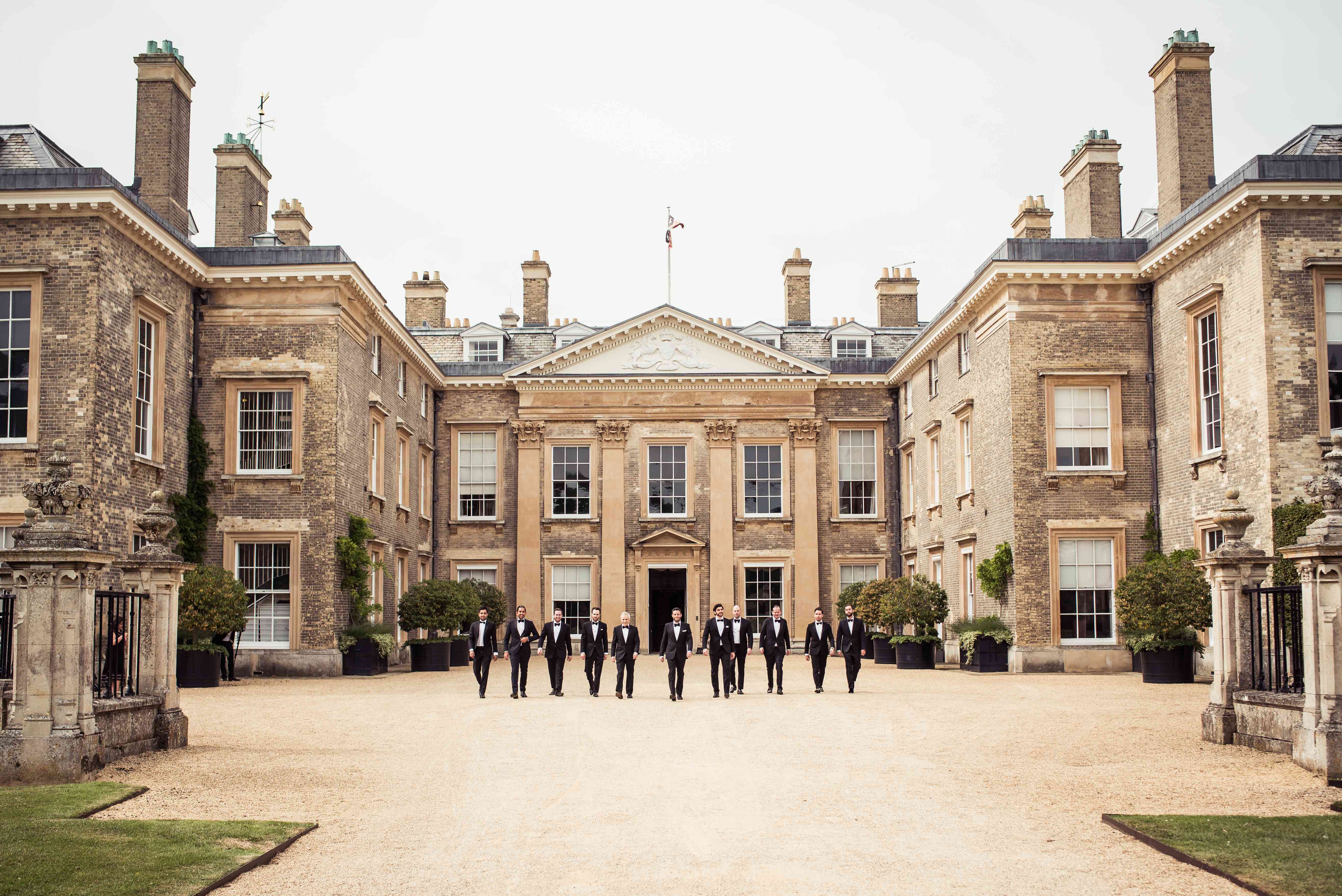 新郎和伴郎在场地前