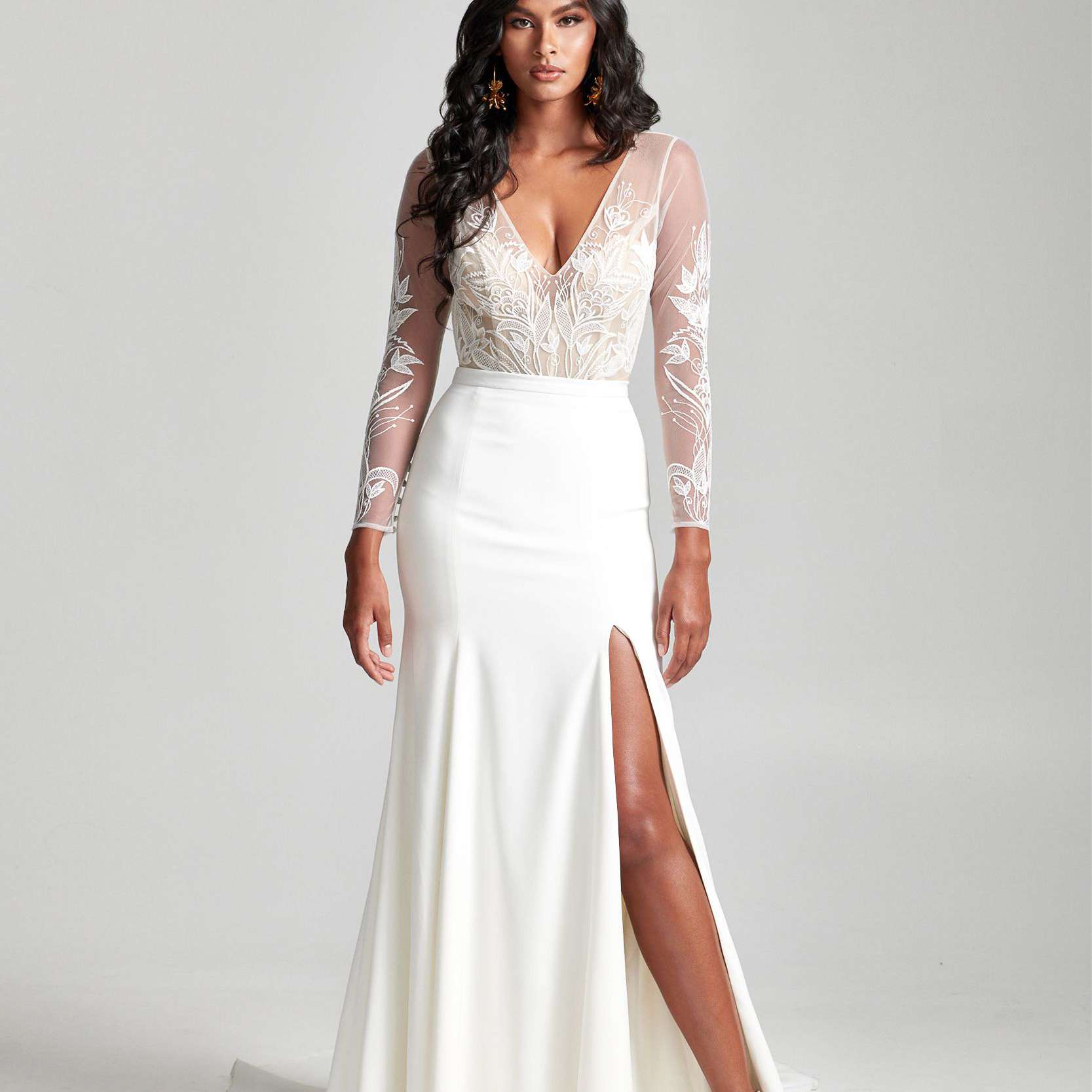 模特身着蕾丝v领长袖上衣和侧开叉裙