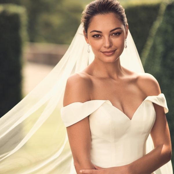 穿着婚纱的模特