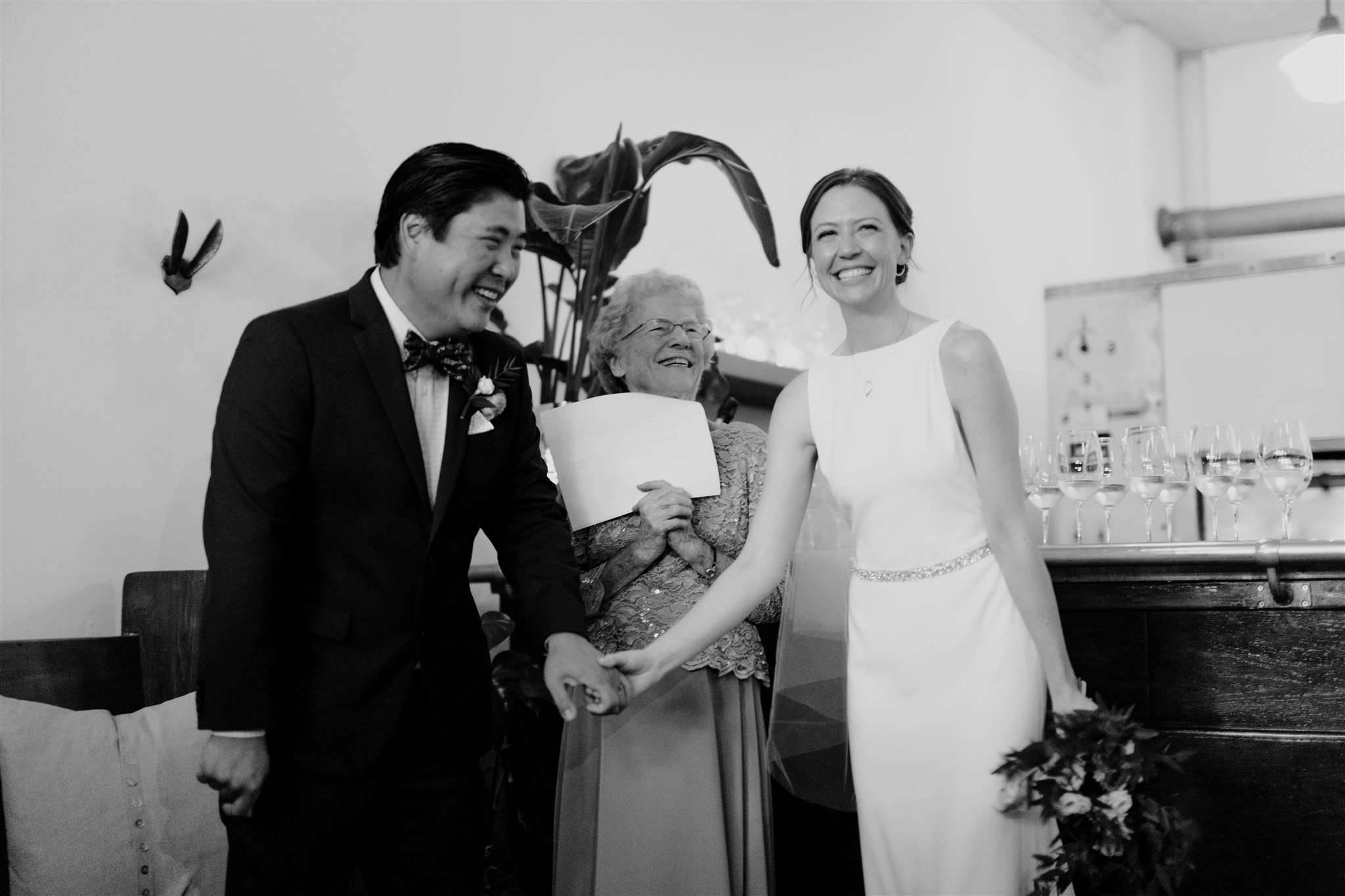 新婚夫妇手牵着手