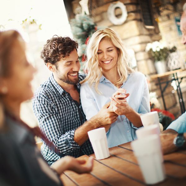 看妇女的订婚戒指的夫妇188bet官网88bet官网