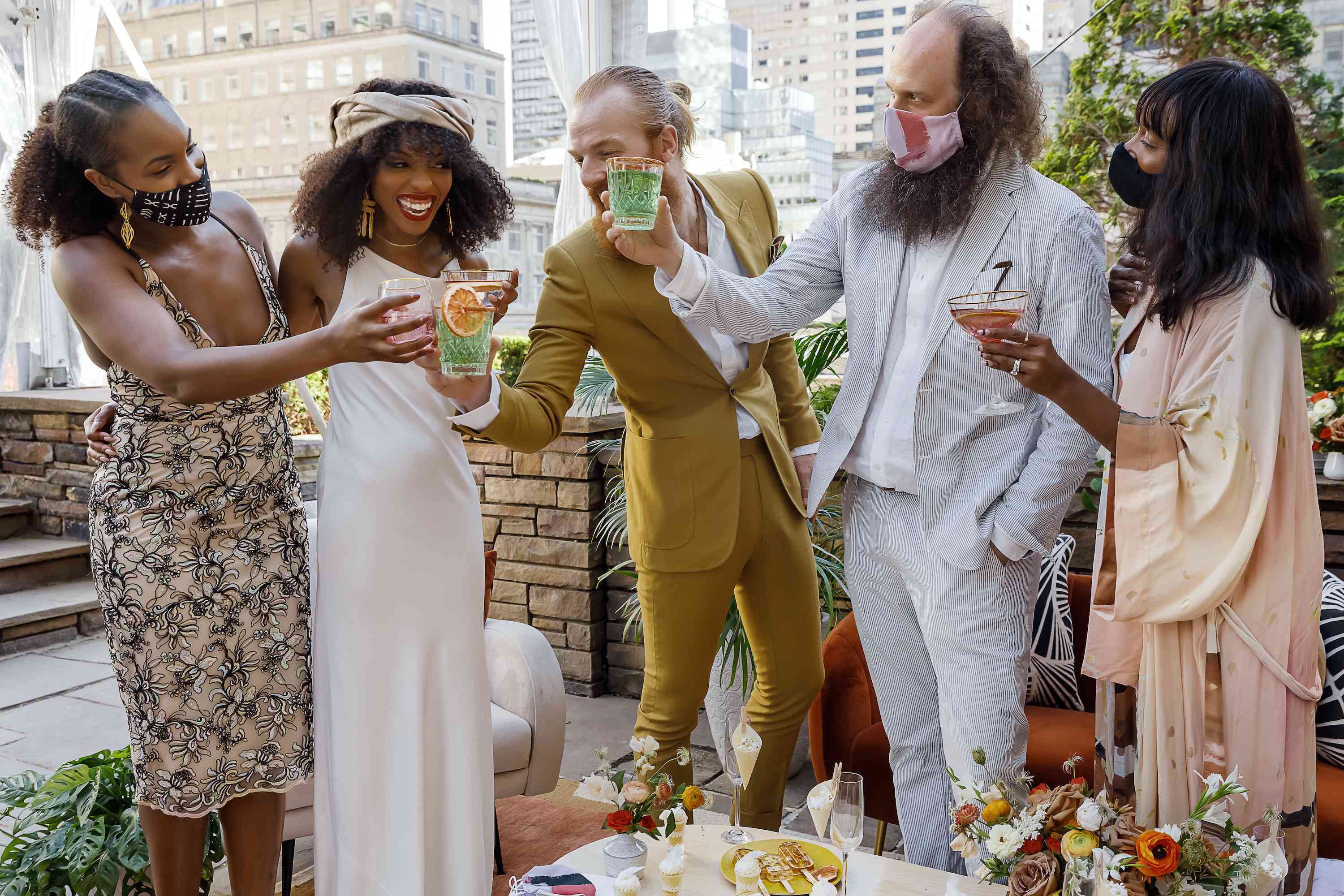 新娘和新郎与客人