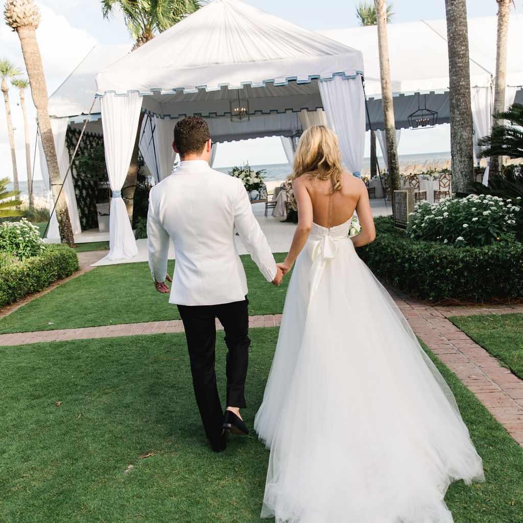 永恒的南方婚礼，新娘和新郎牵手接待