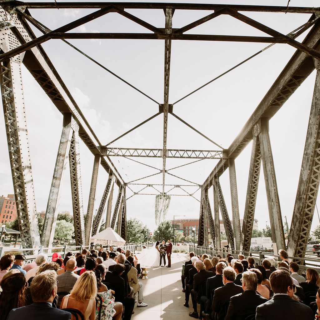 这对夫妻对Wewatta桥仪式