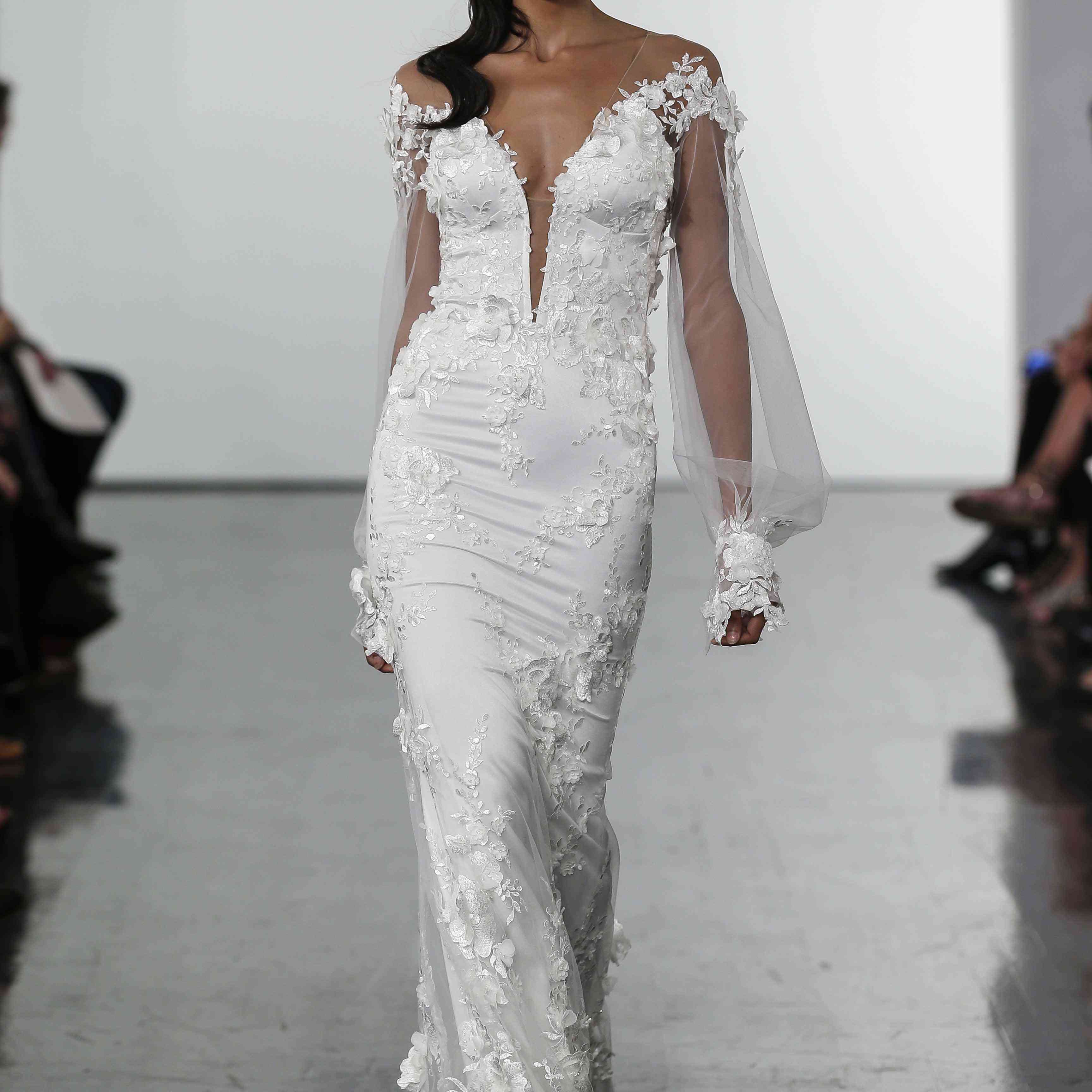 穿着魔术领口和袖子和袖子和花卉贴花的模型