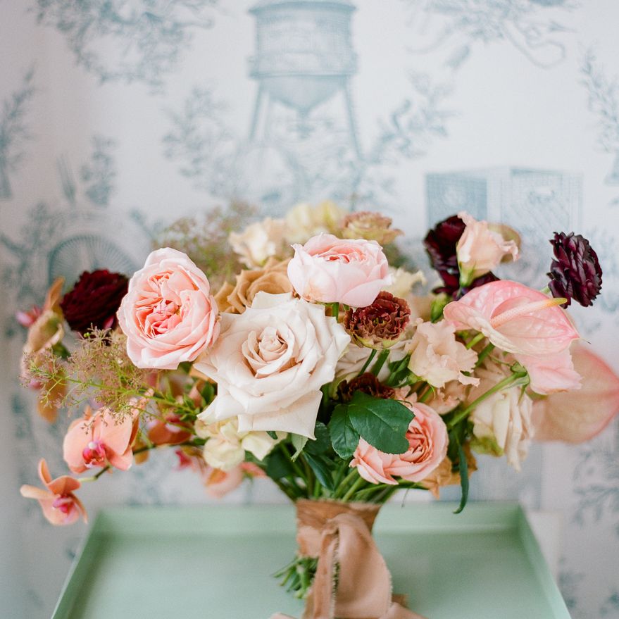 浪漫的桃子和勃艮第手绑花束