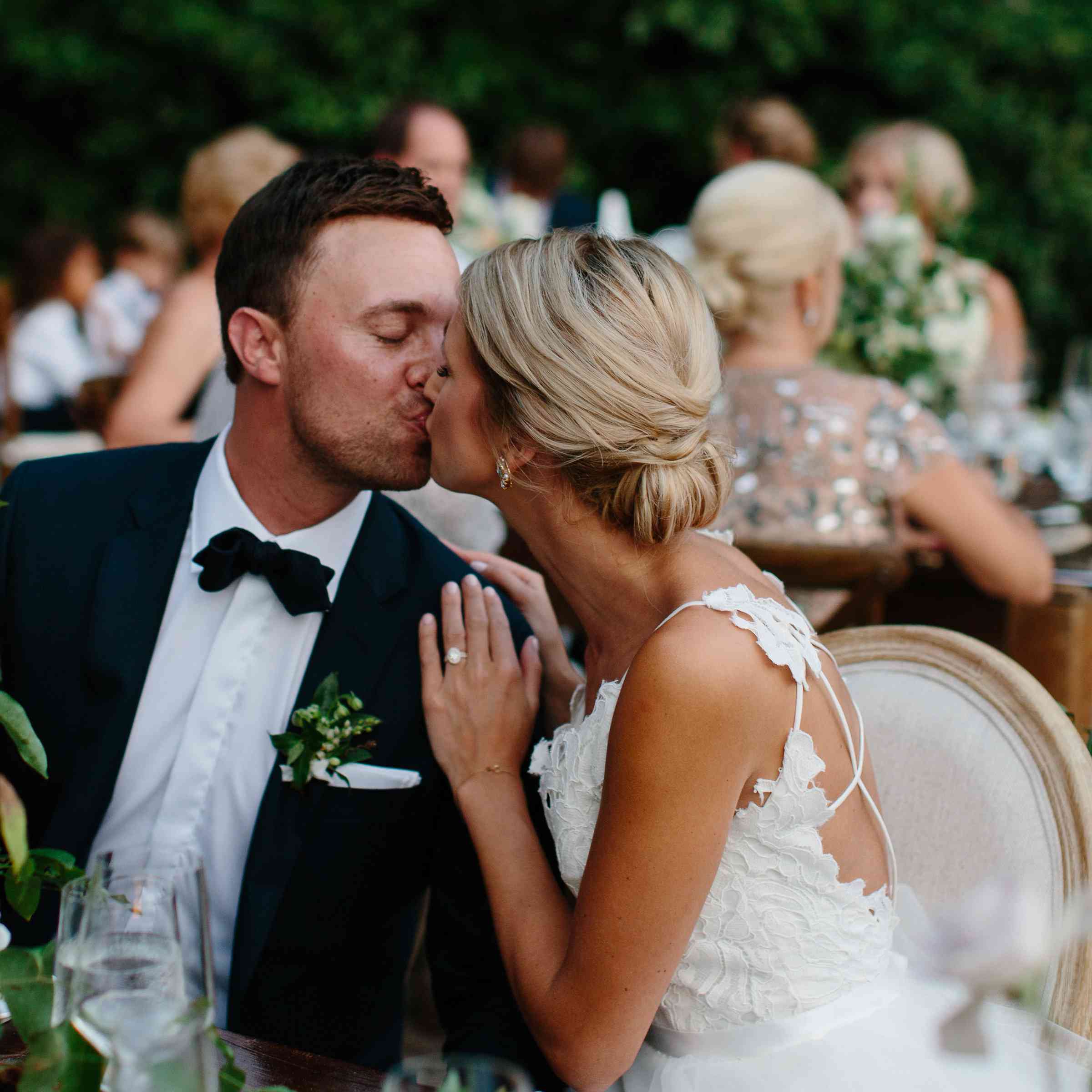 新娘和新郎接吻