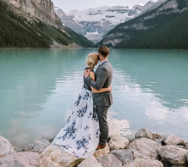 新娘和新郎在一个风景优美的地方私奔