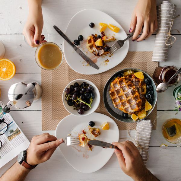 夫妇在早午餐华夫饼和咖啡
