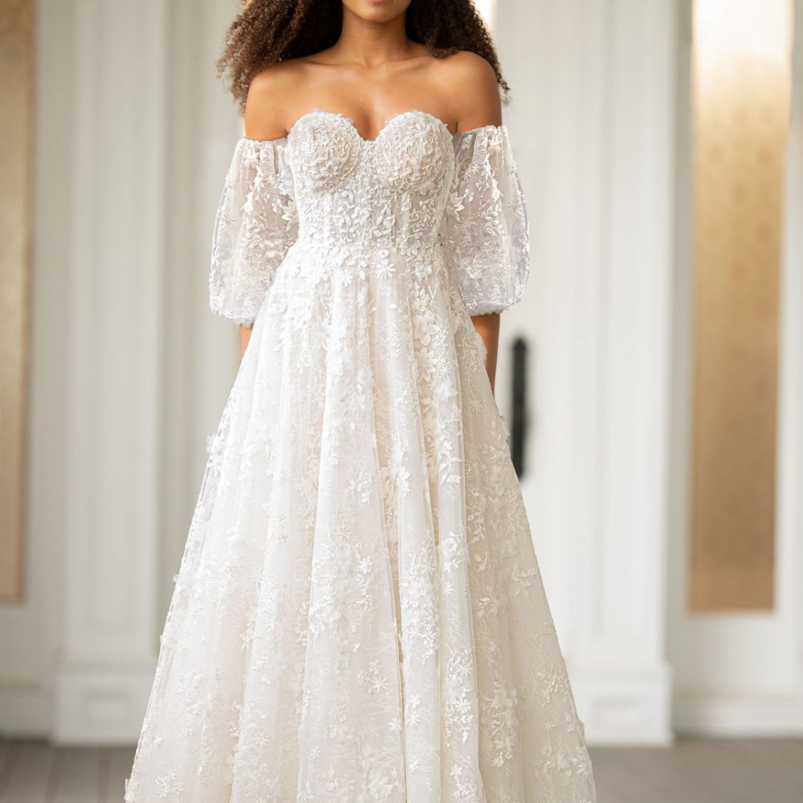 模特穿着a字蕾丝绣花露肩婚纱