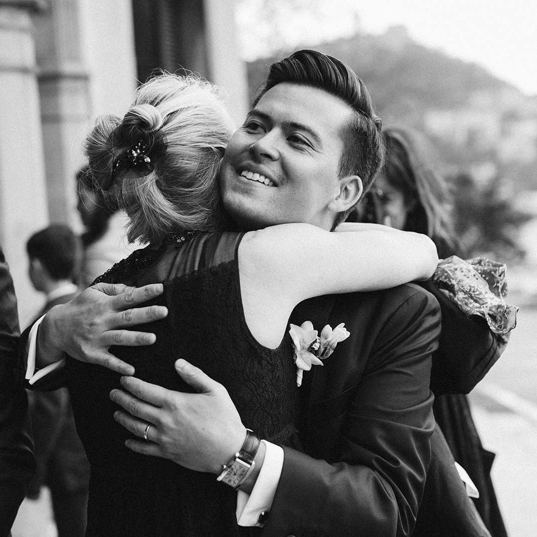 扎克拥抱一个客人