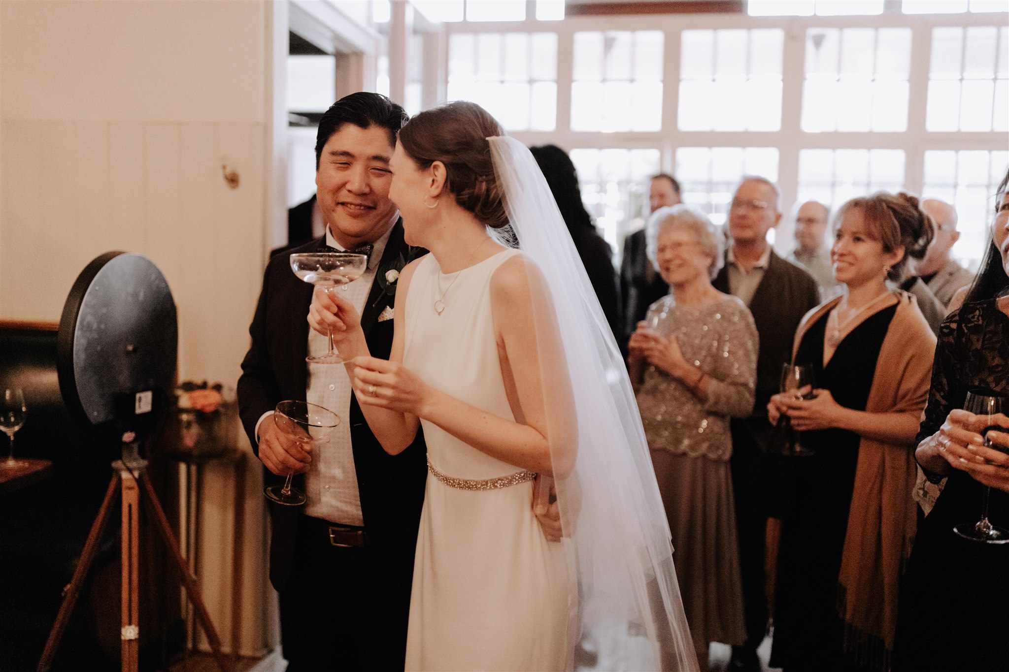 新娘和新郎拿着饮料