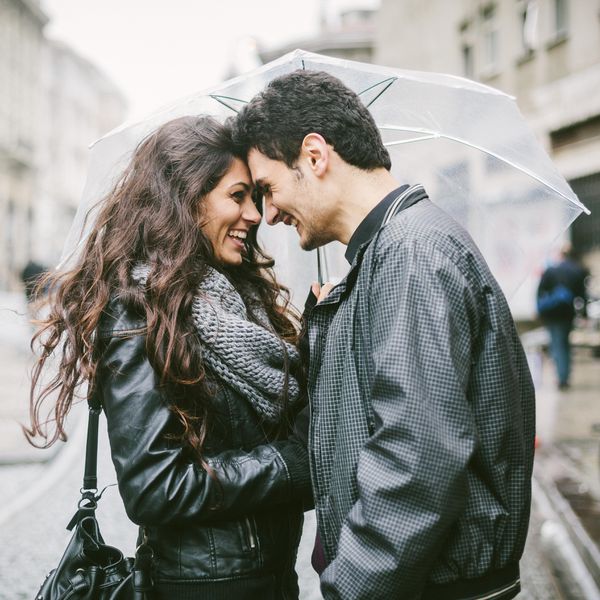 伞下浪漫的情侣