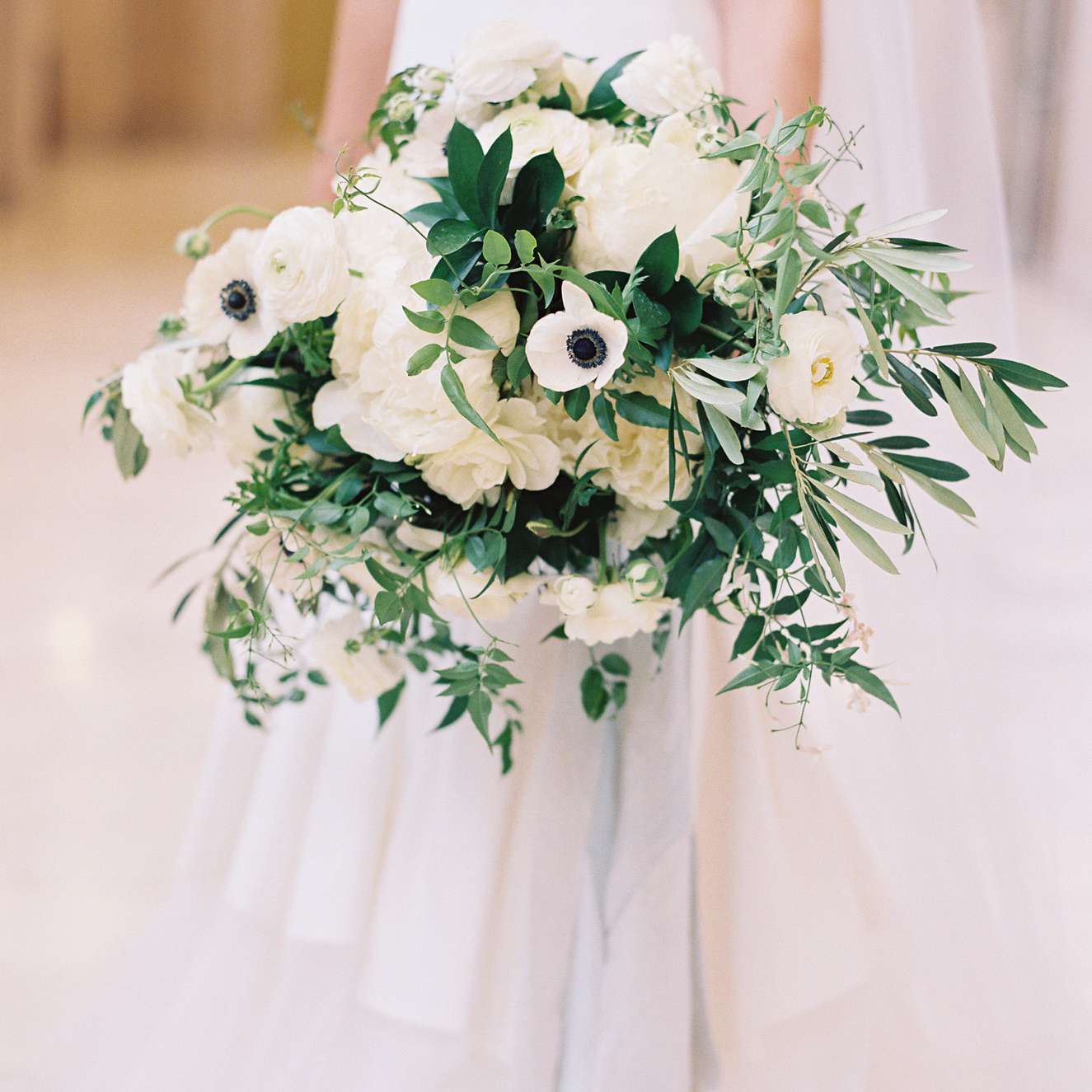 <p>银莲花，牡丹，毛茛属，和小苍兰白色花束</ p>