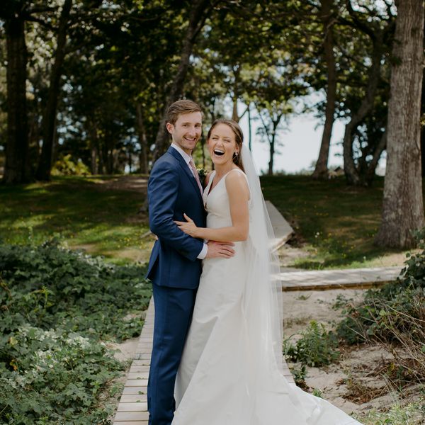 马萨诸塞州乡村婚礼，新娘新郎相拥