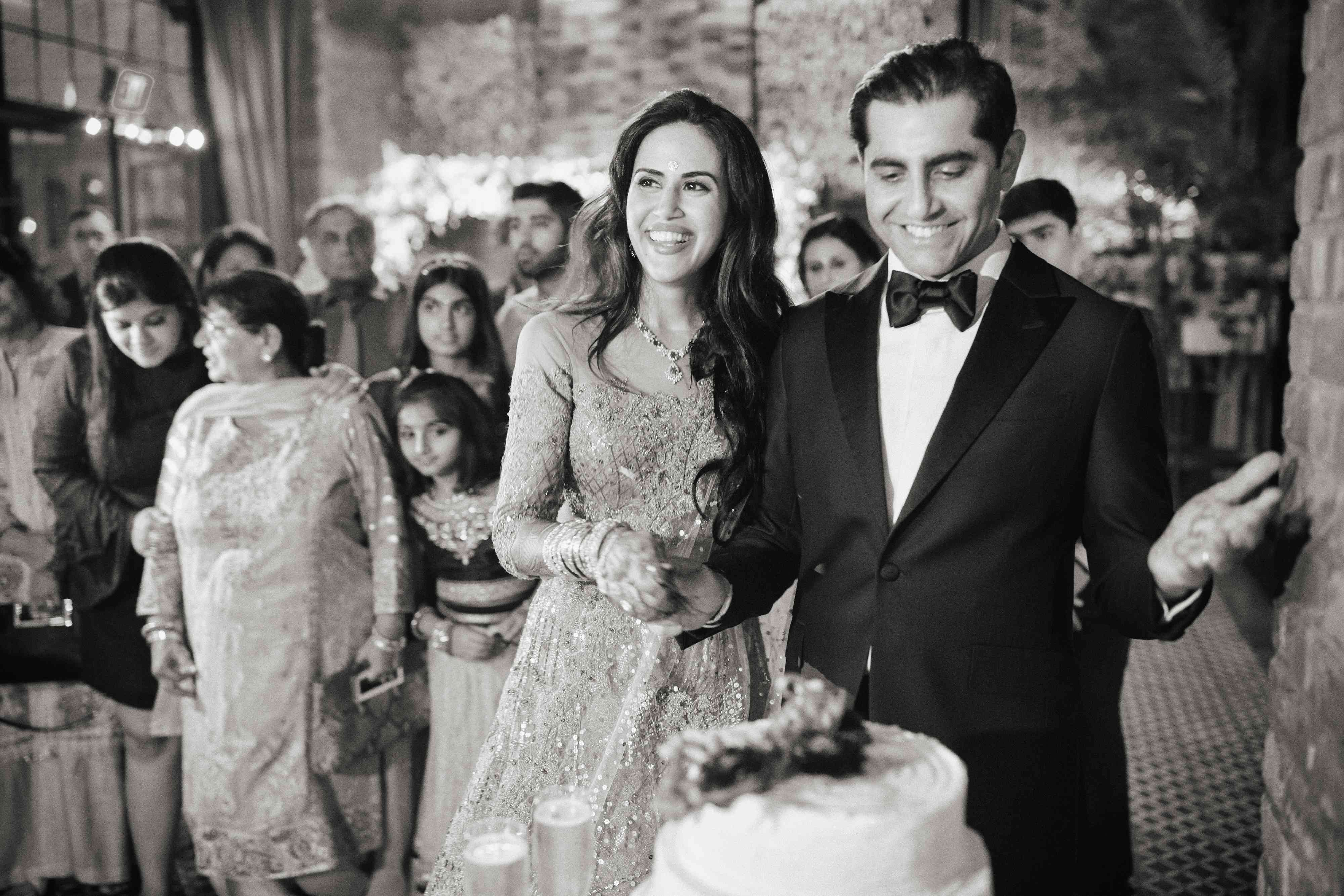 新娘和新郎在看蛋糕