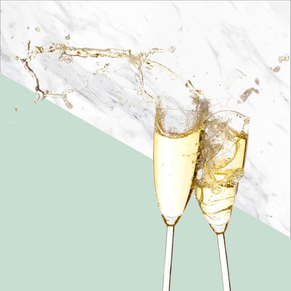 破碎的香槟酒杯