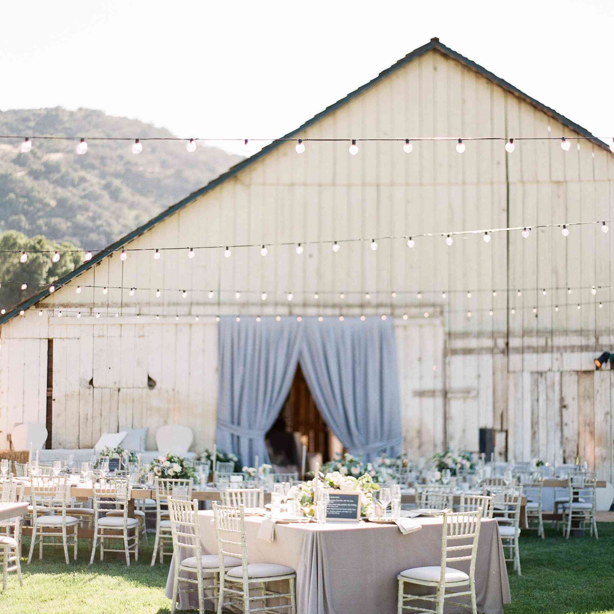 表设置在一个谷仓般的家门口