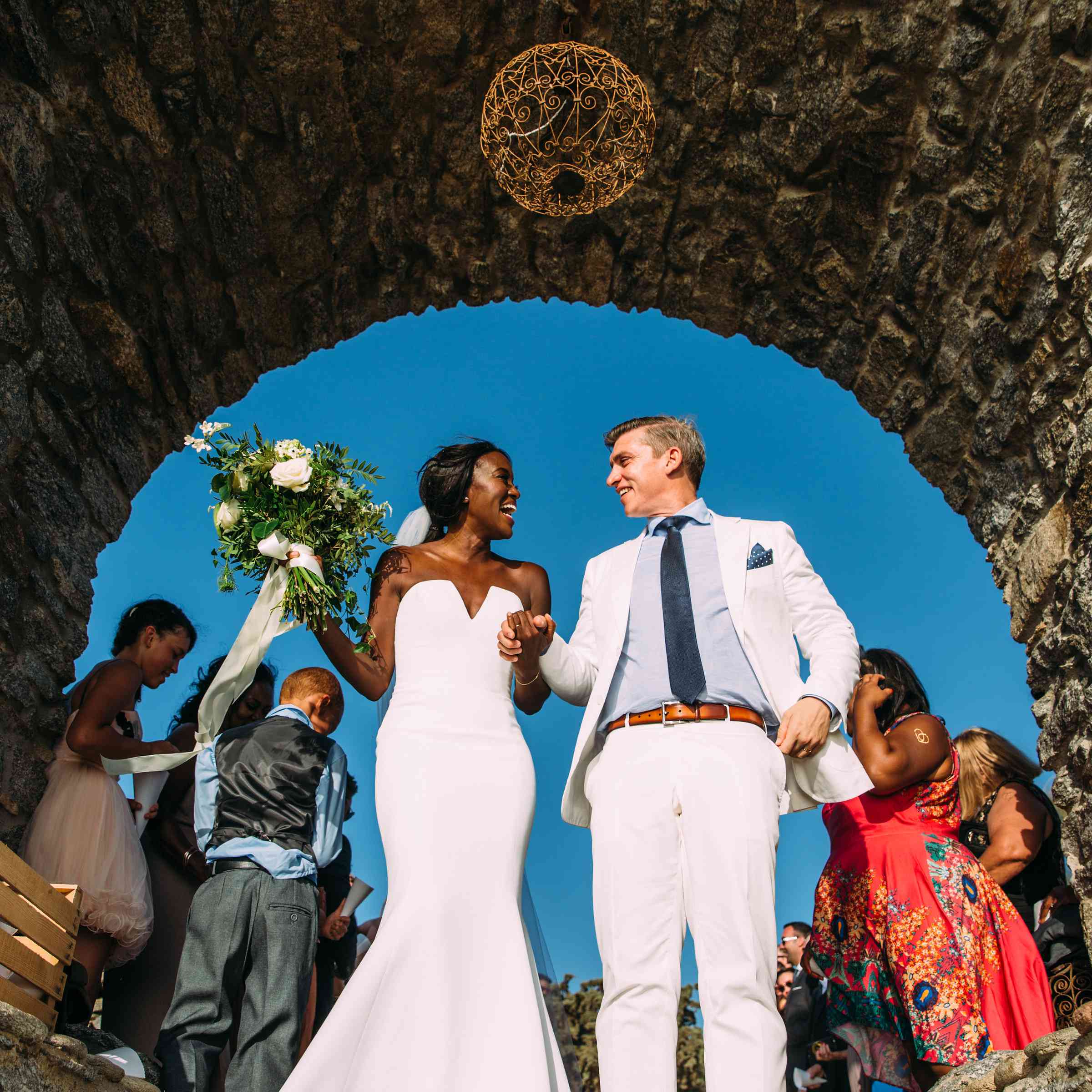 新娘和新郎与客人