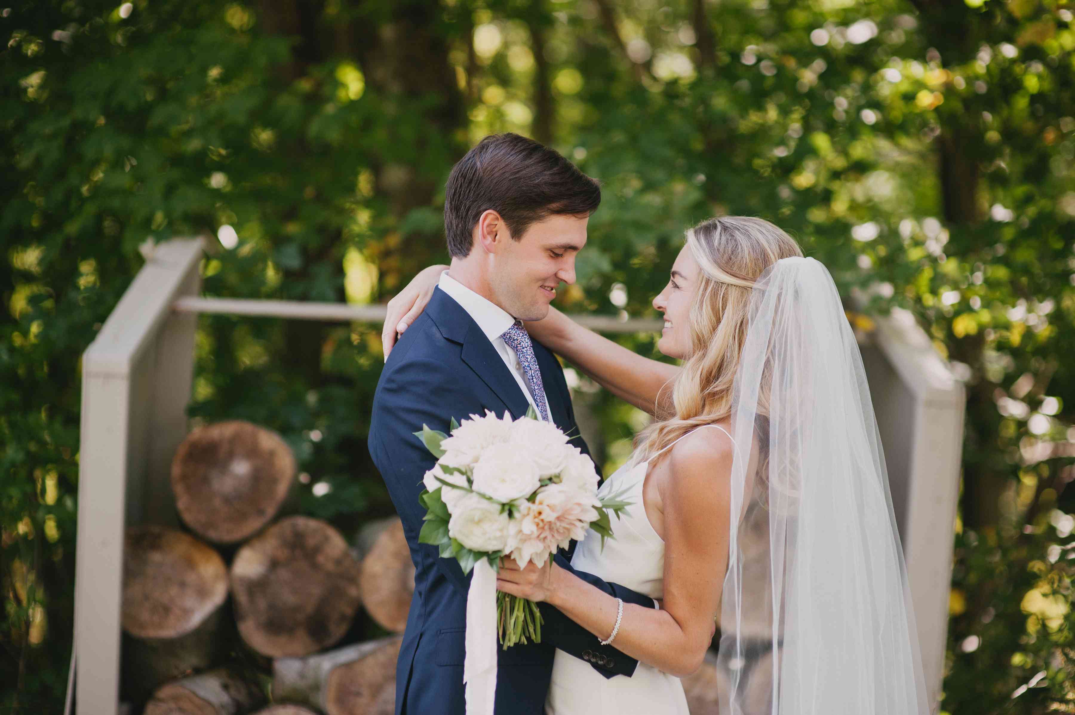 <p>新娘和新郎在彼此中主演的眼睛</ p> <br> <br> <br>