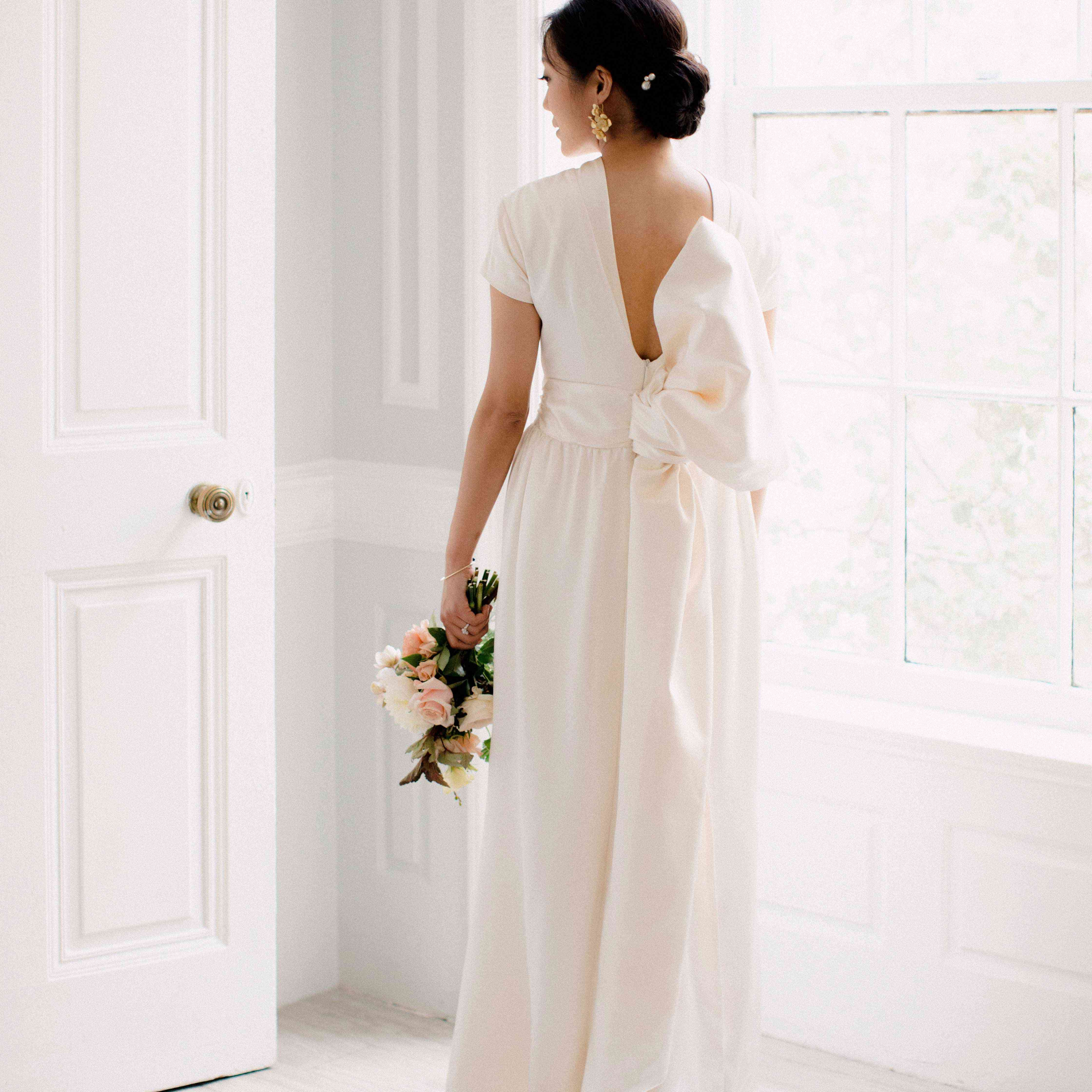 肖像新娘炫耀礼服的背