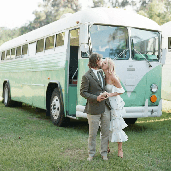 夫妇在一个绿色，复古车门前亲吻