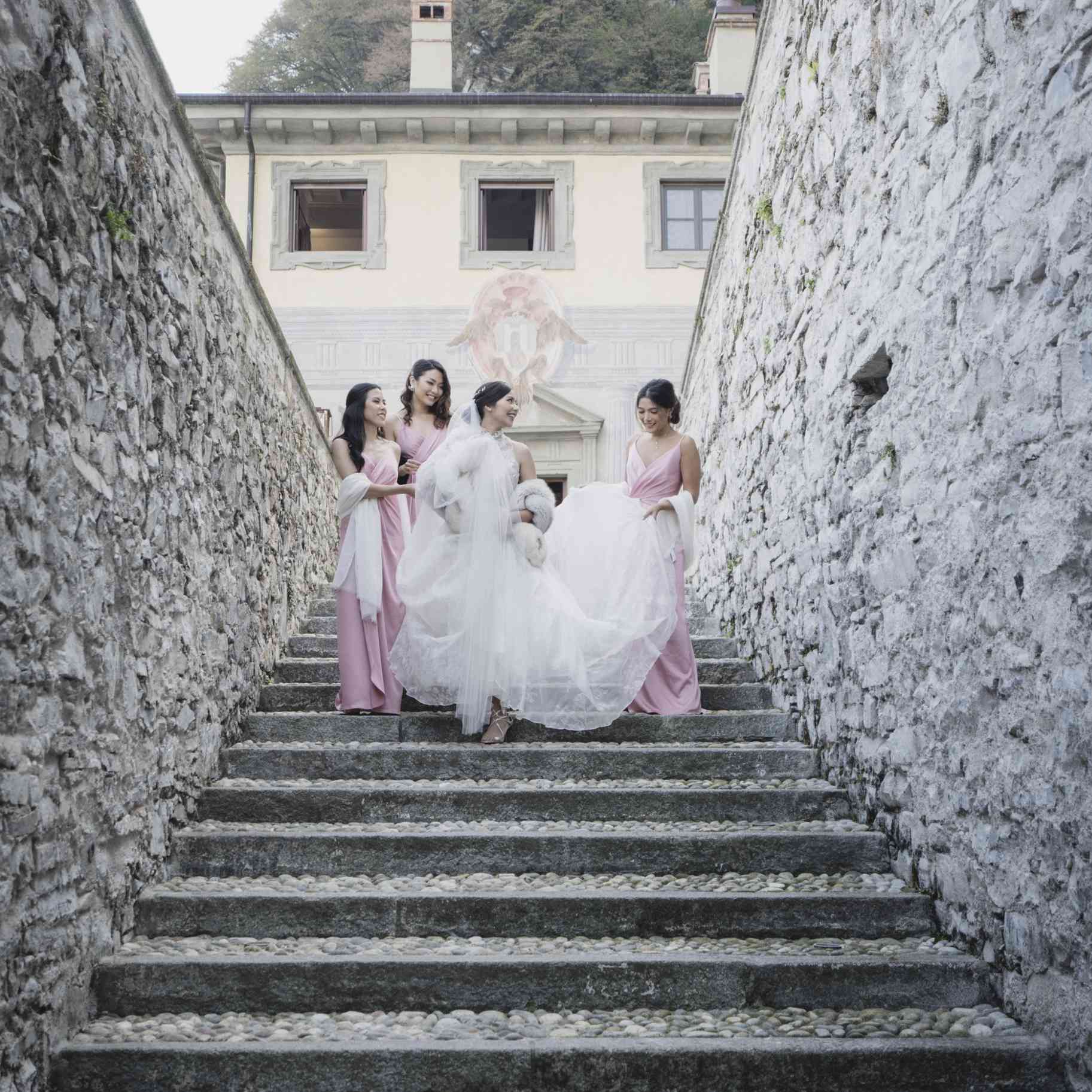 浪漫的科莫湖婚礼，伴娘帮助新娘