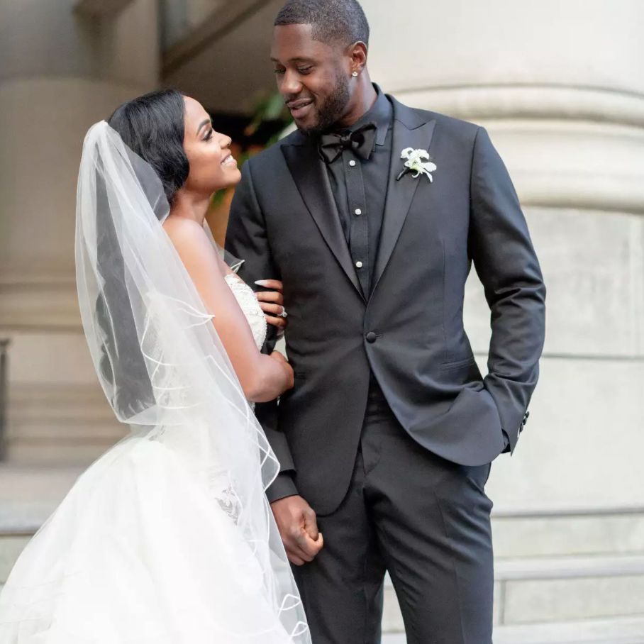 新娘戴着母亲的面纱看着新郎