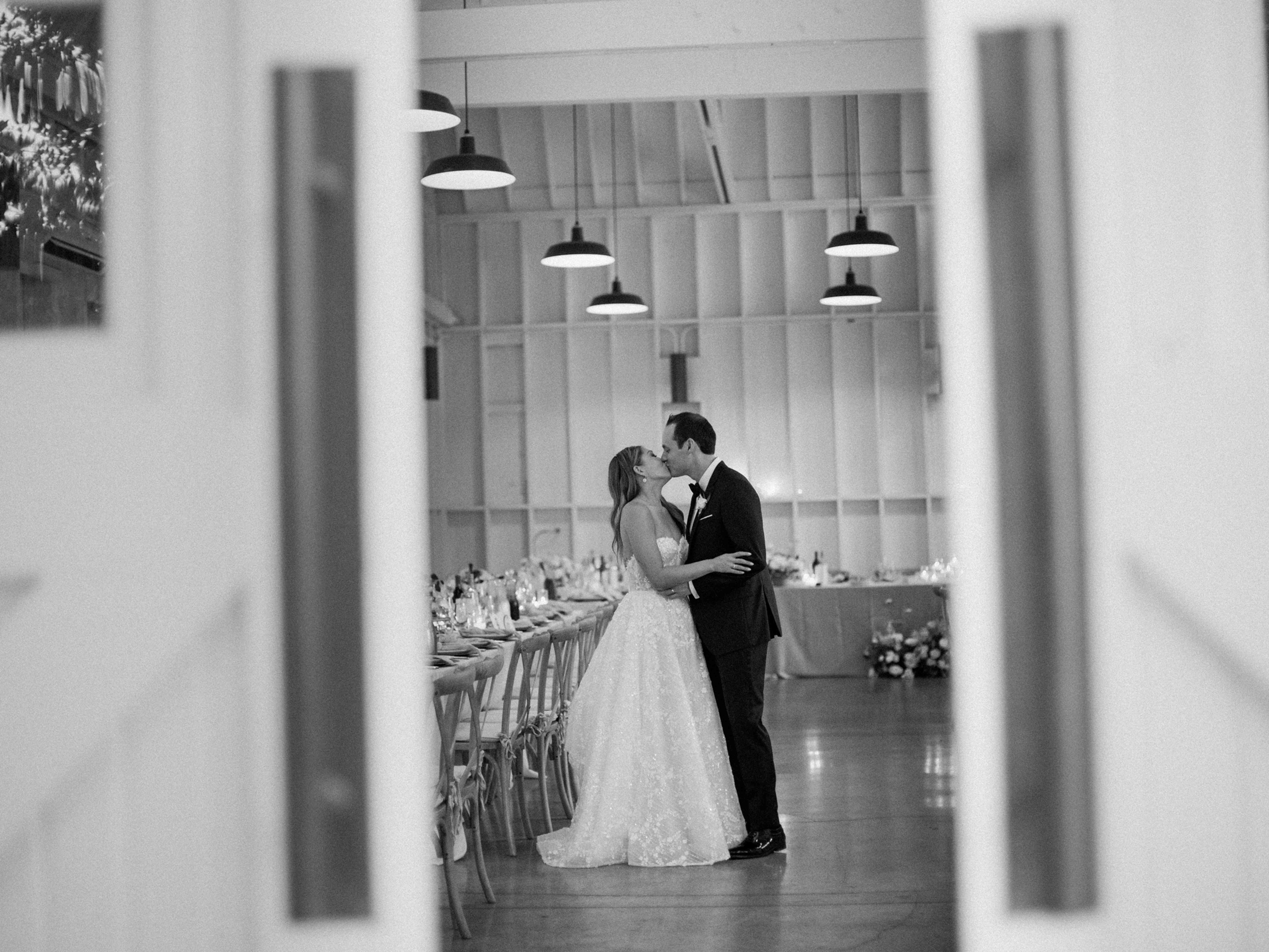 珍娜和大卫在他们的接待大厅里私下亲吻