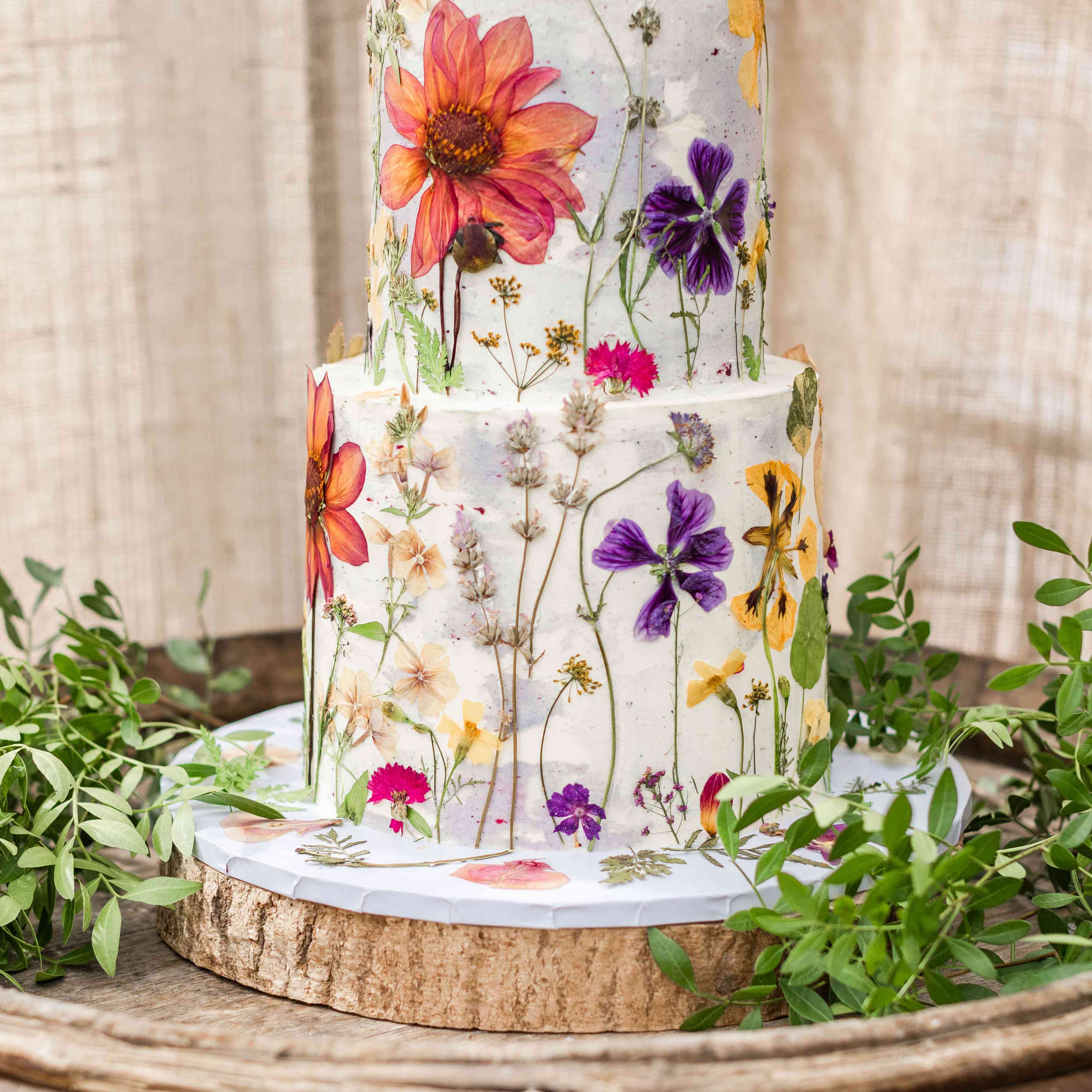 两个分层的蛋糕用压制的花朵