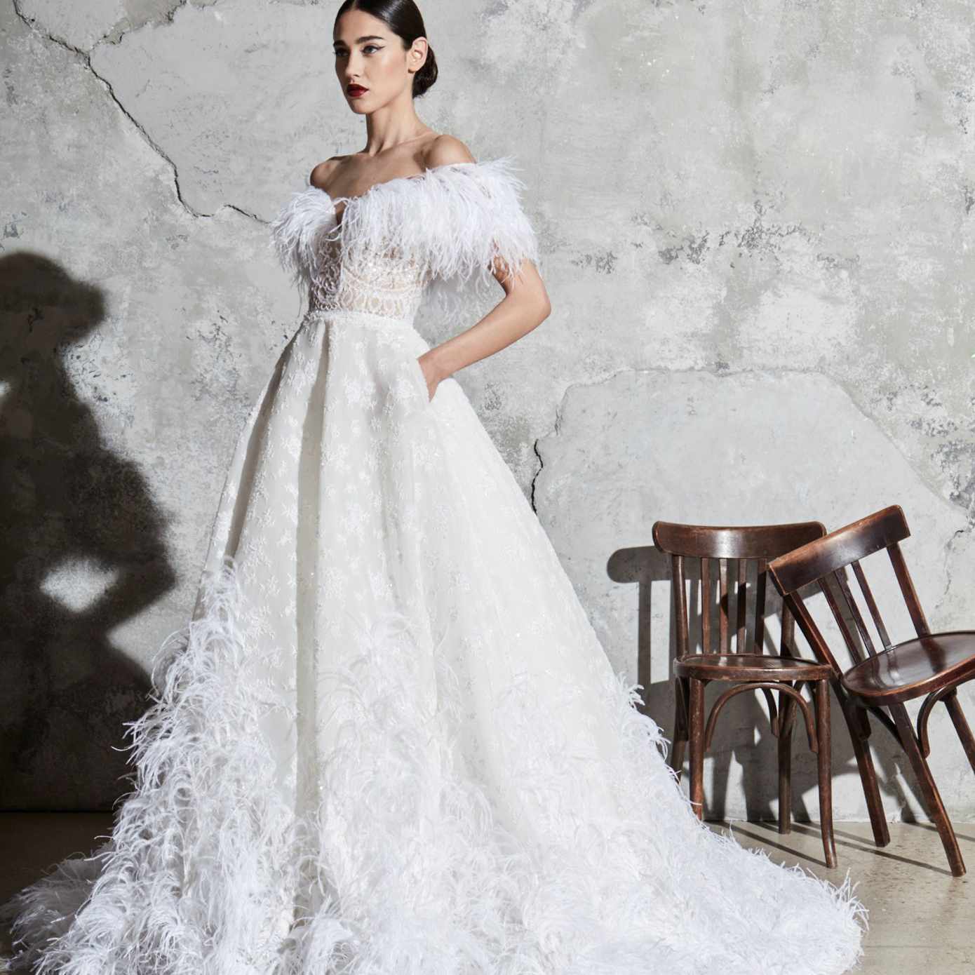 模型与鸵鸟羽毛露肩舞会礼服领口的细节,一个绣花上衣,一条花裙子底边鸵鸟羽毛细节