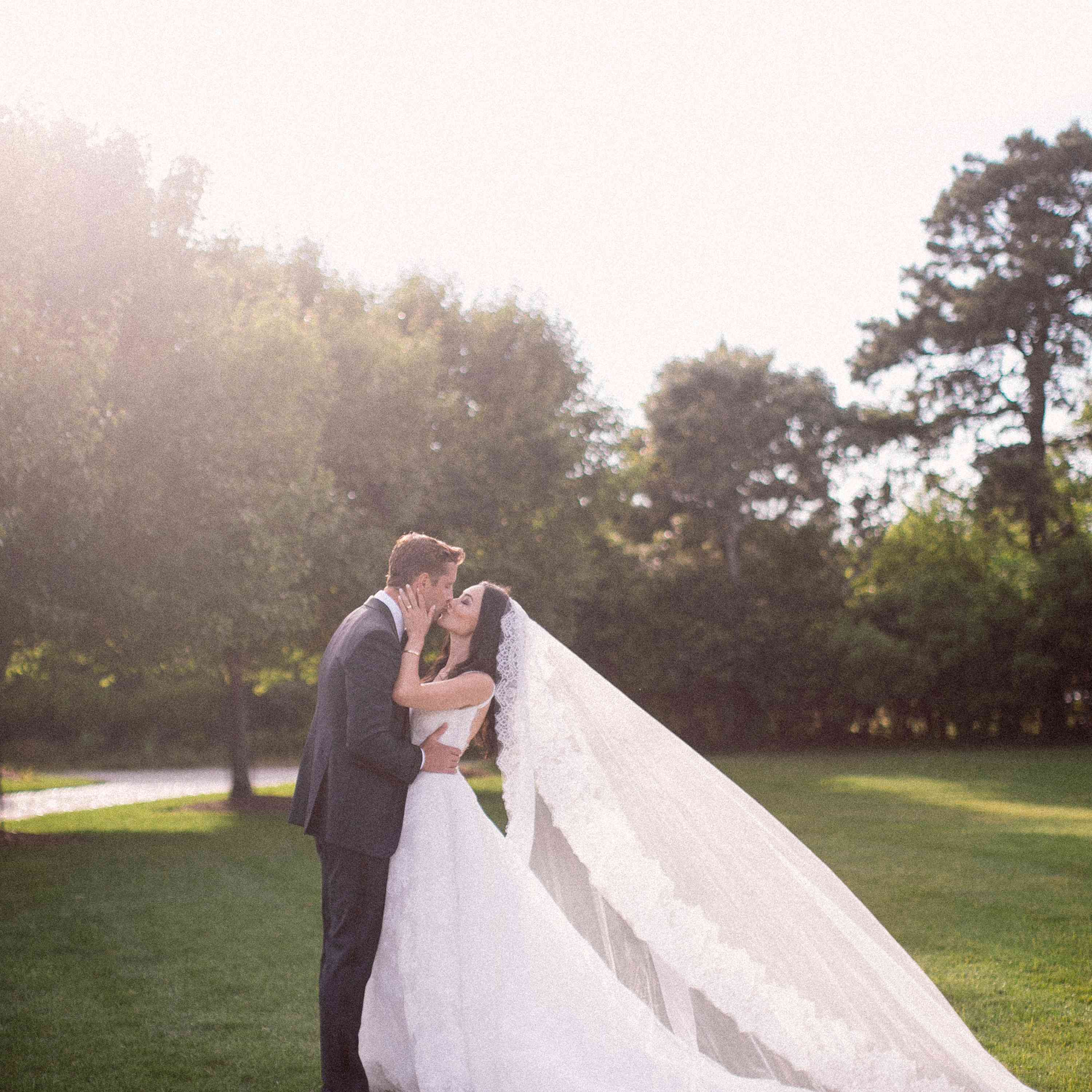 情侣接吻＂class=