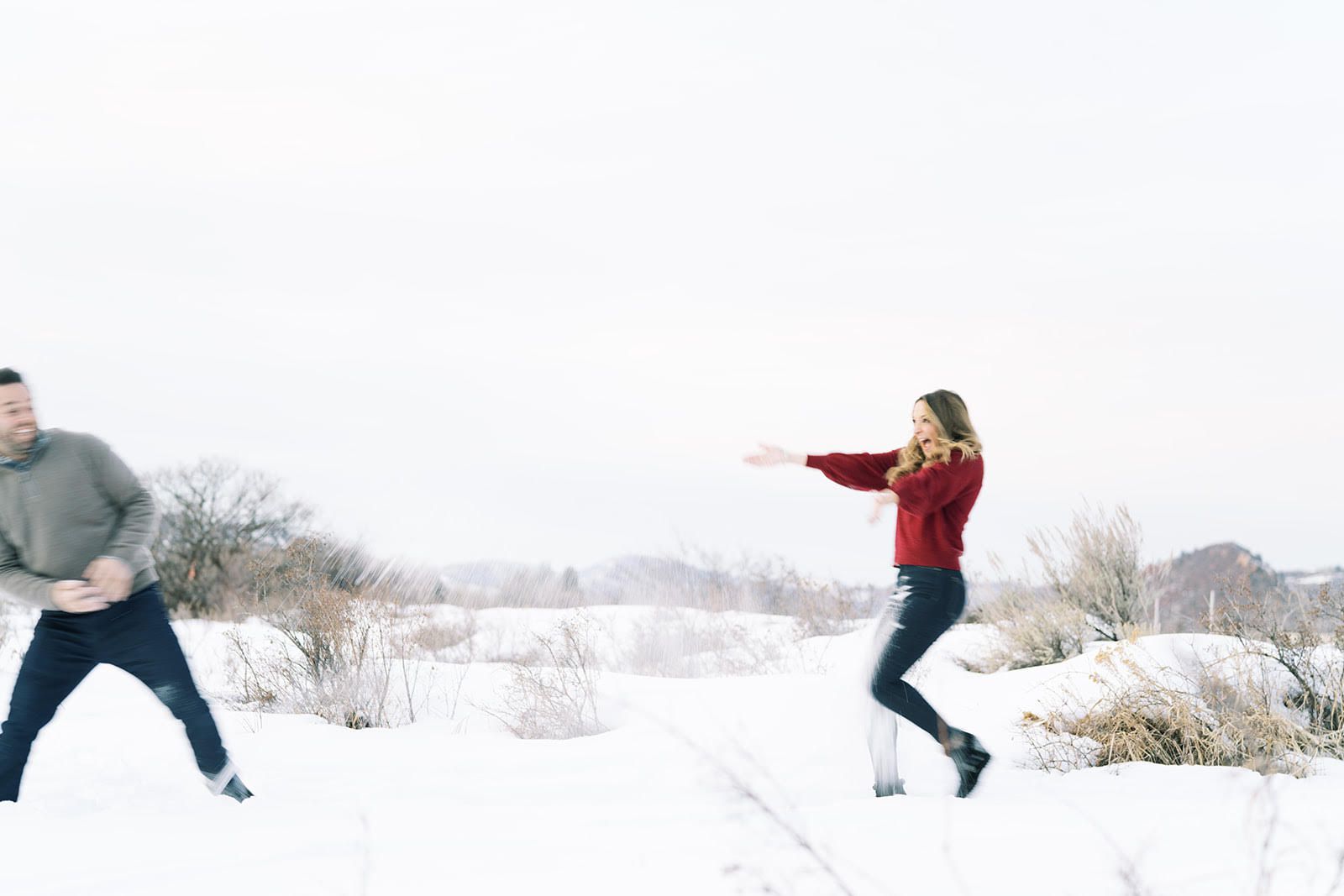 一对夫妇在雪中玩耍