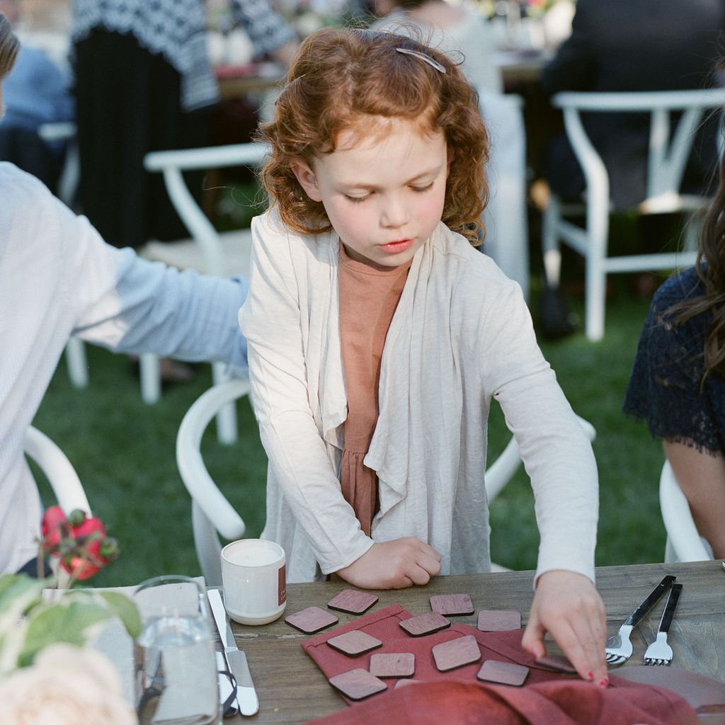 孩子在婚礼上玩