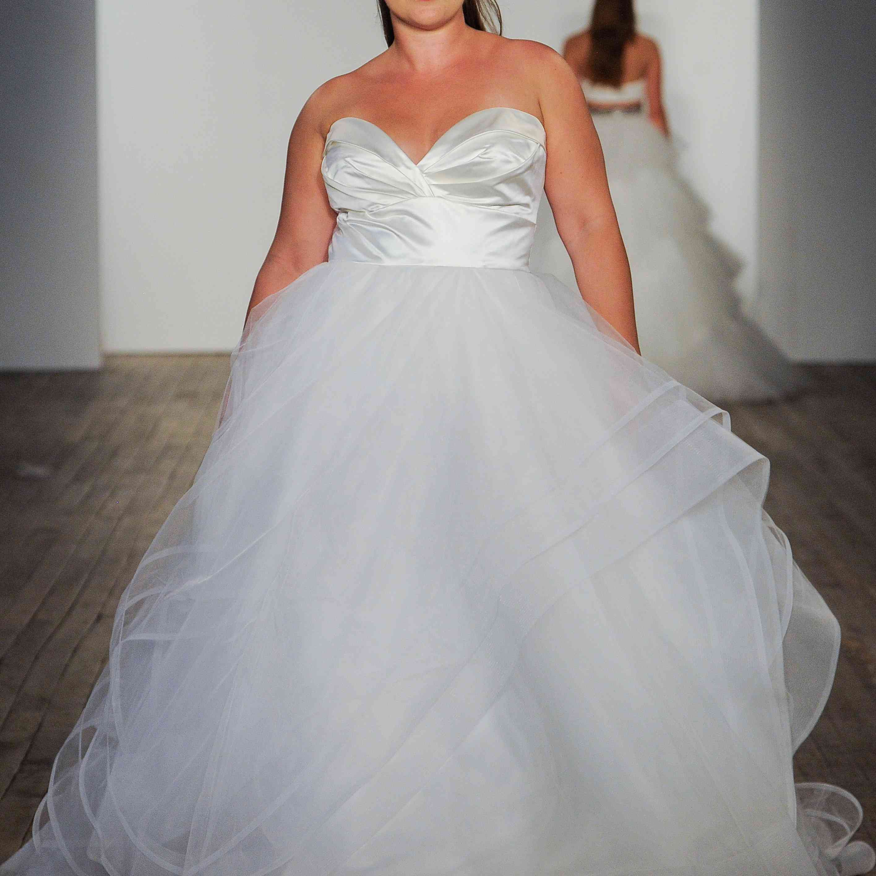 海莉·佩奇婚纱