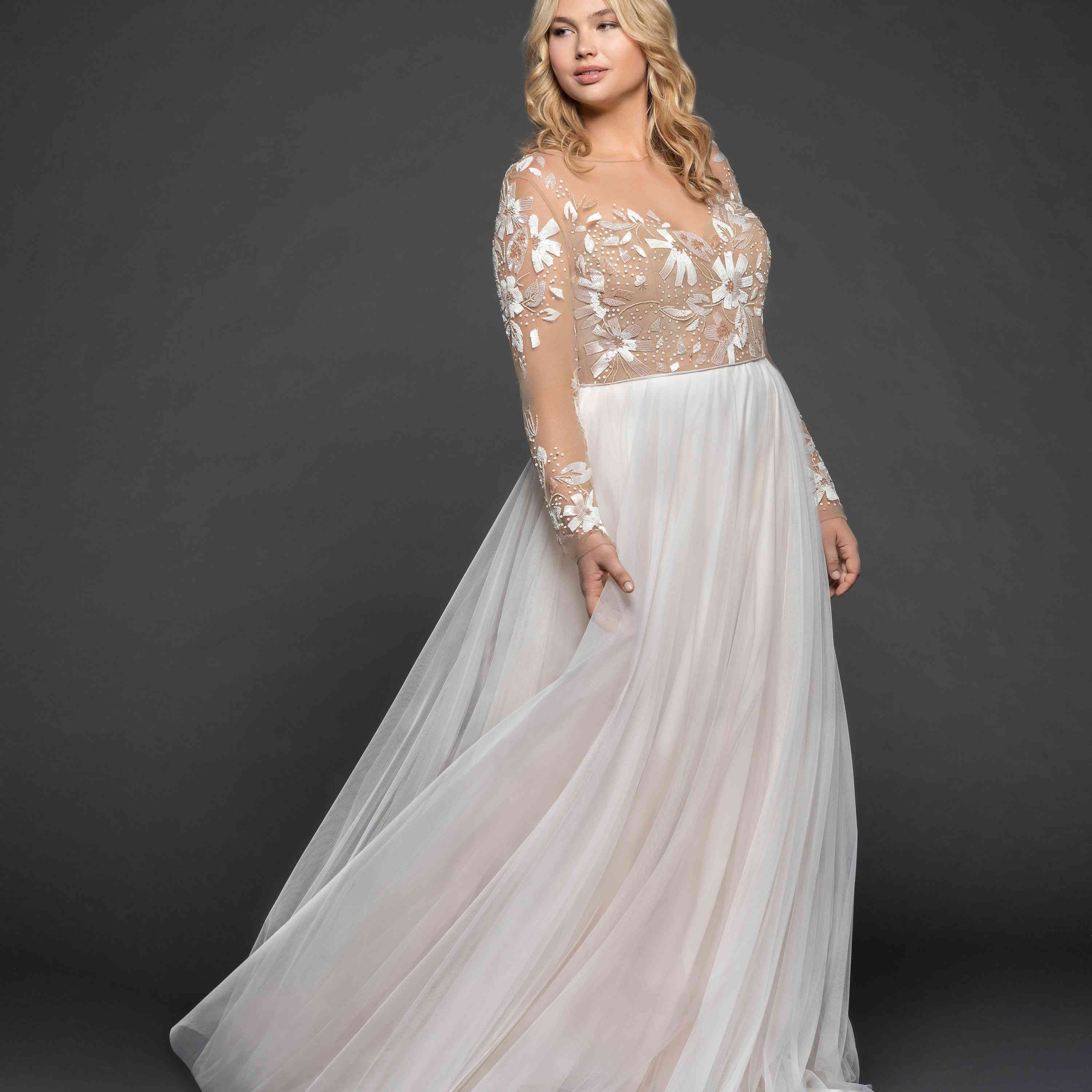 大尺寸的模特在婚礼礼服与花卉装饰的错觉上衣