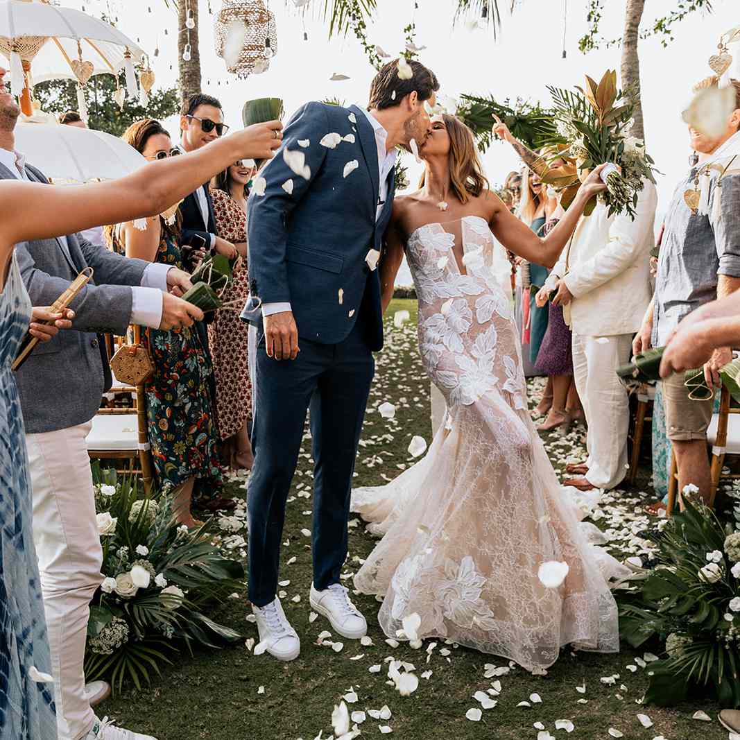 新娘和新郎接吻“class=