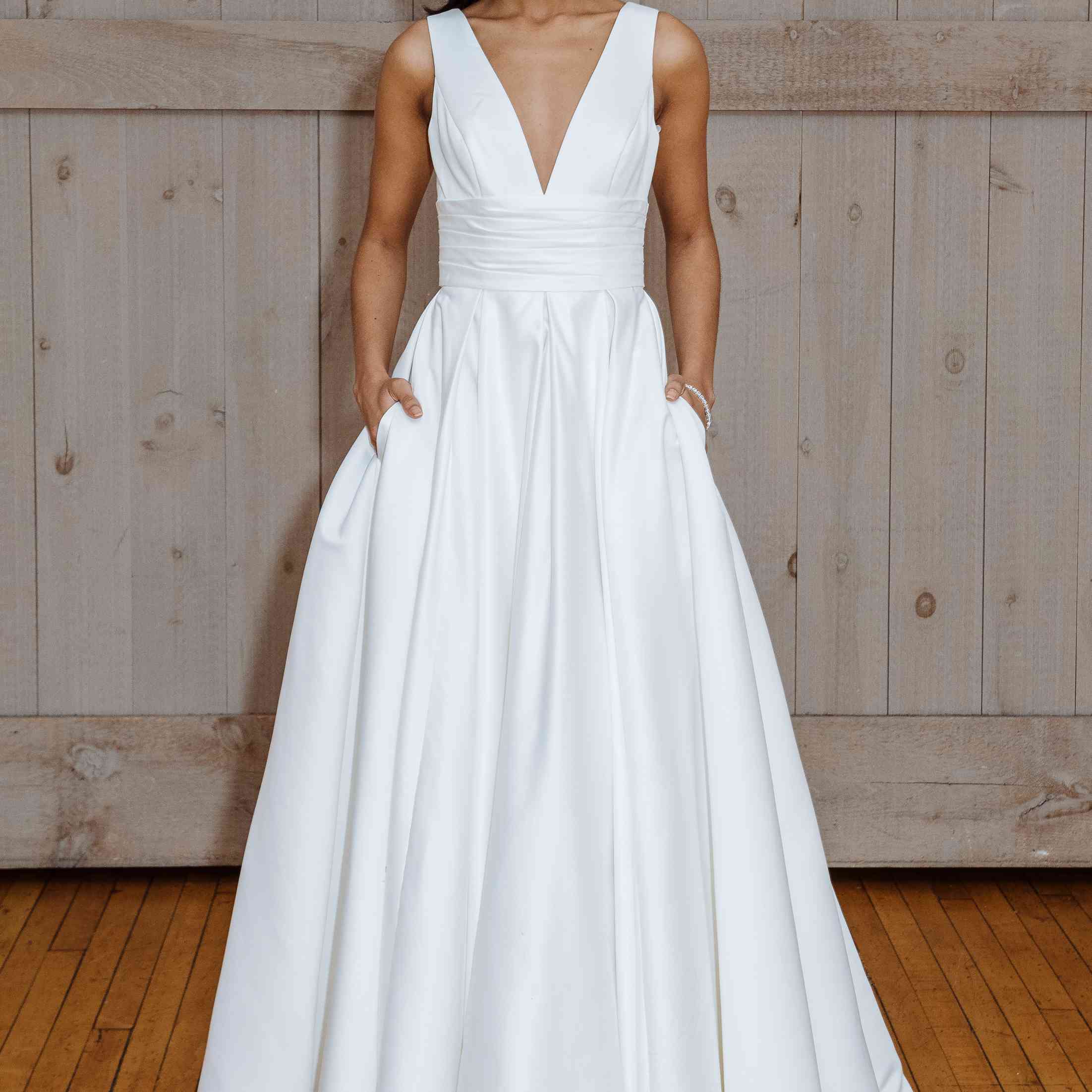 大卫新娘的A-line婚纱V领