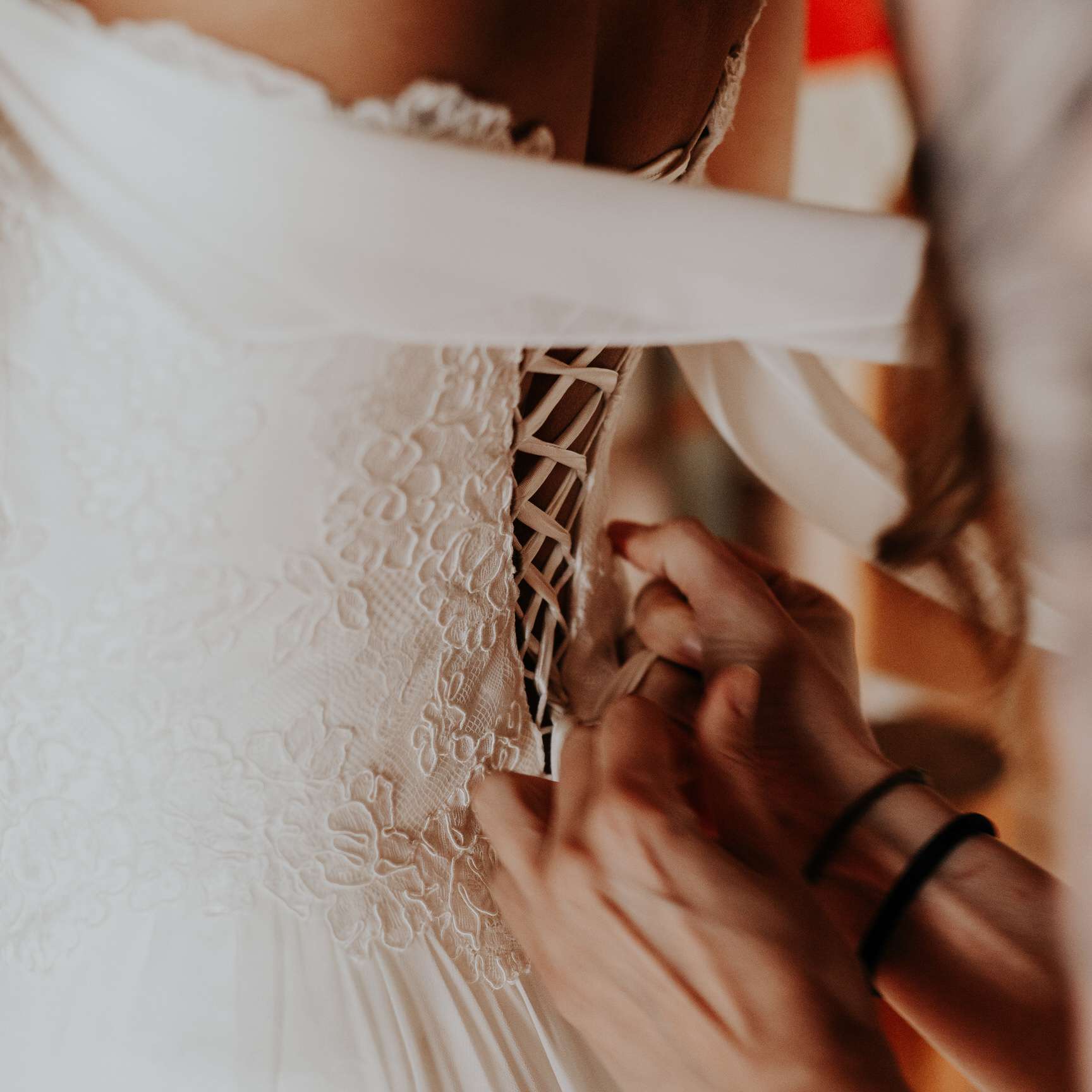 新娘被系上带子穿衣服