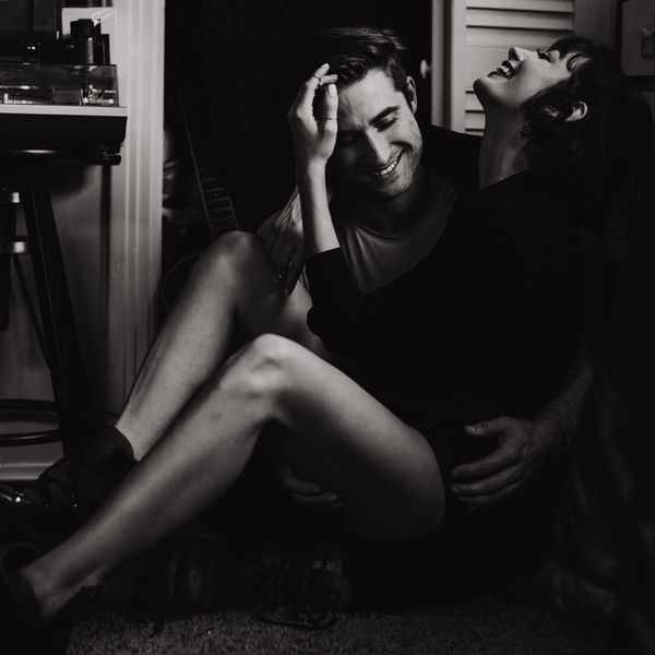 黑白相间的夫妻依偎在地板上