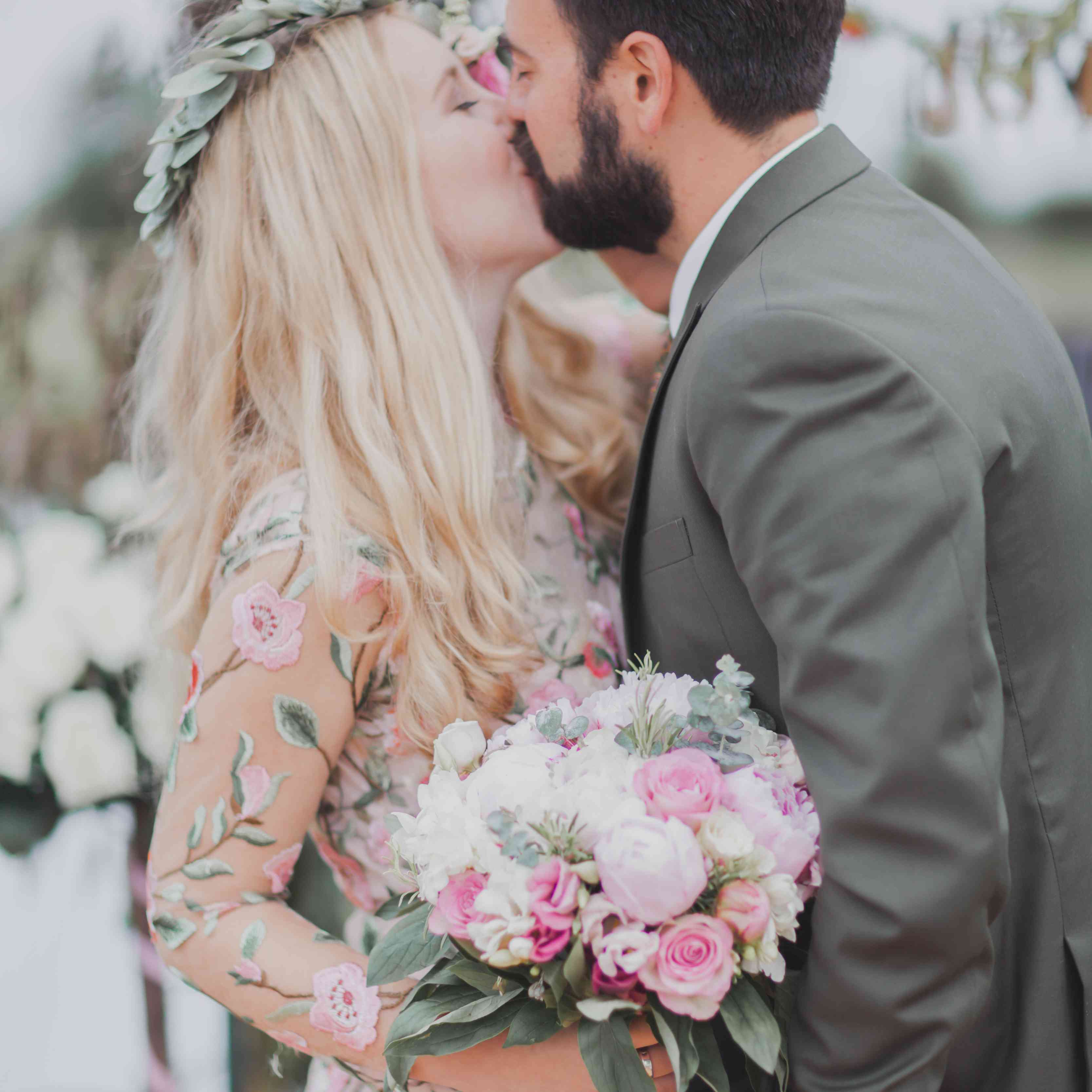 粉红色和白色牡丹花束