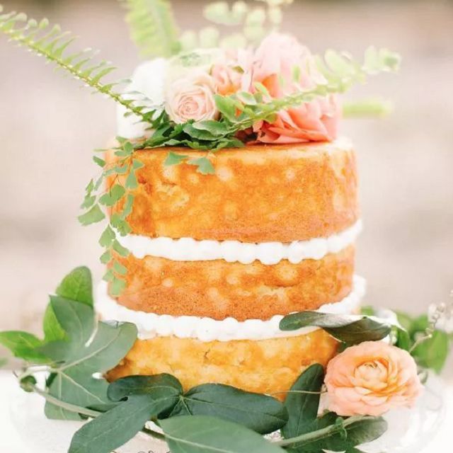 带花边和花的裸蛋糕