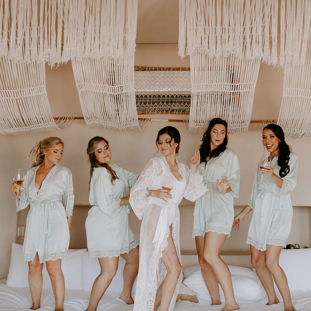 女孩的长袍跳舞，床