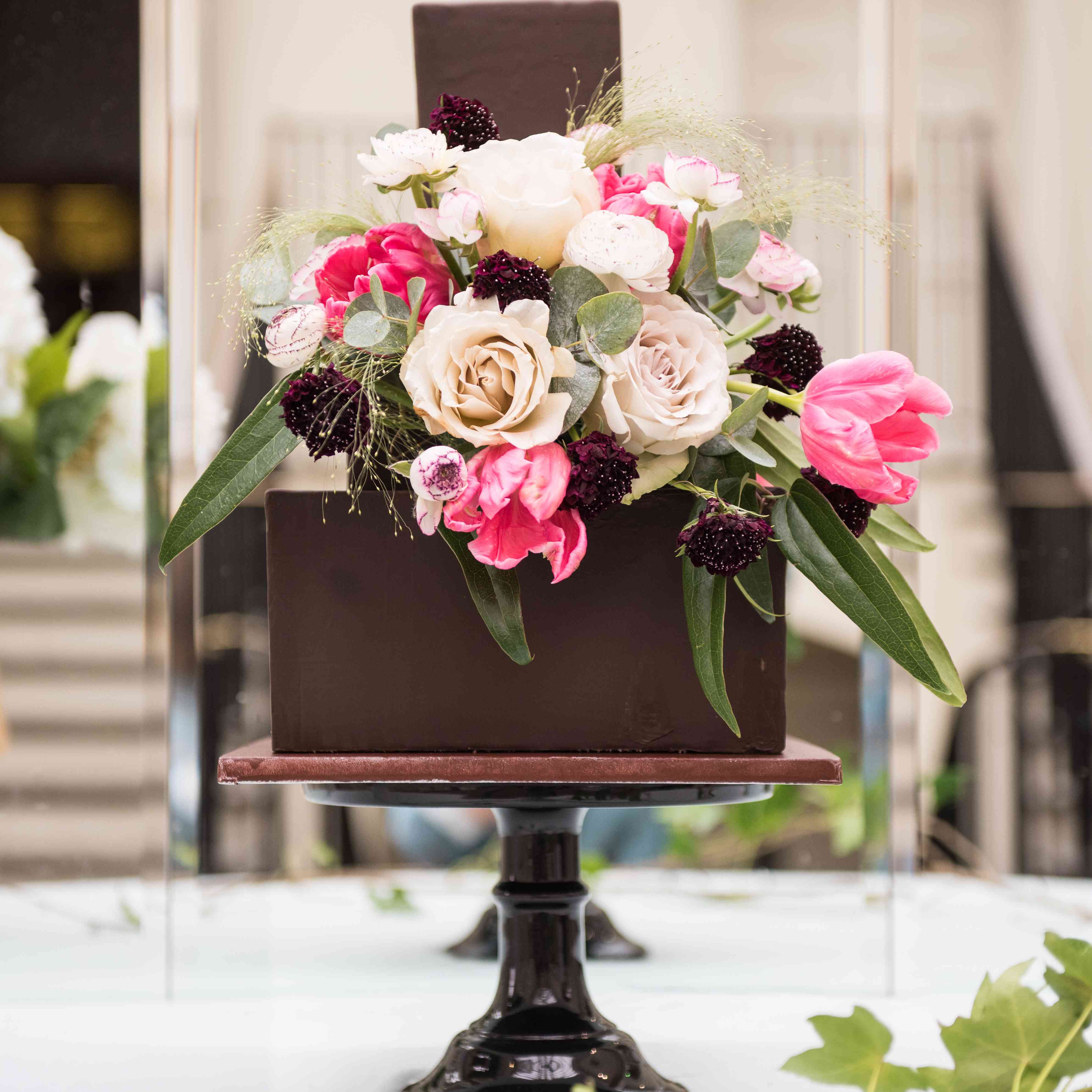 巧克力蛋糕与花卉