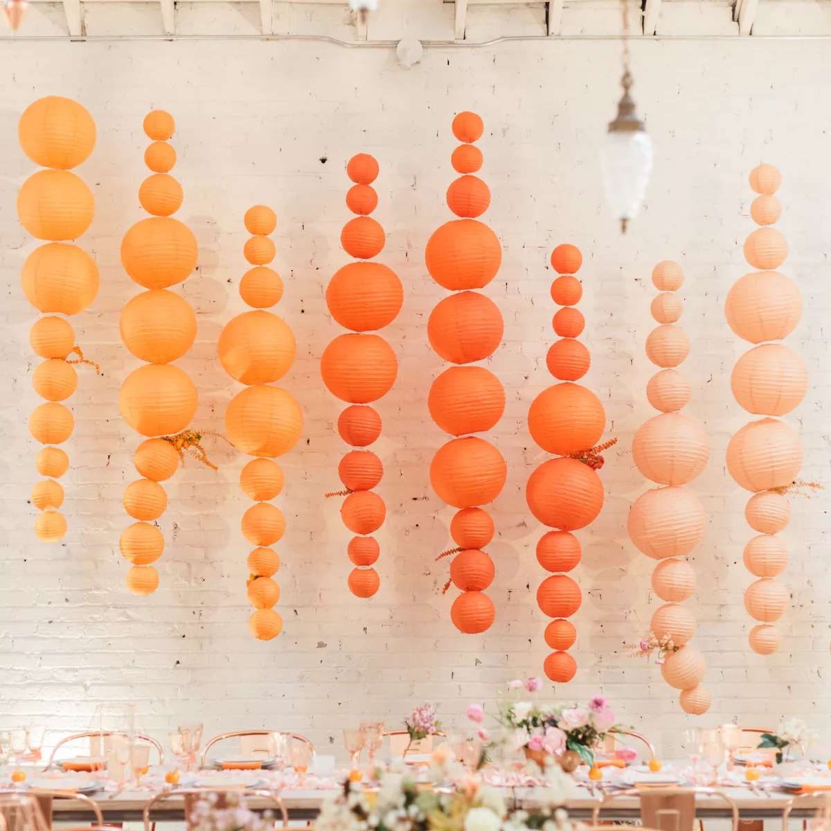 橙色气球Ombre的花环挂在墙上