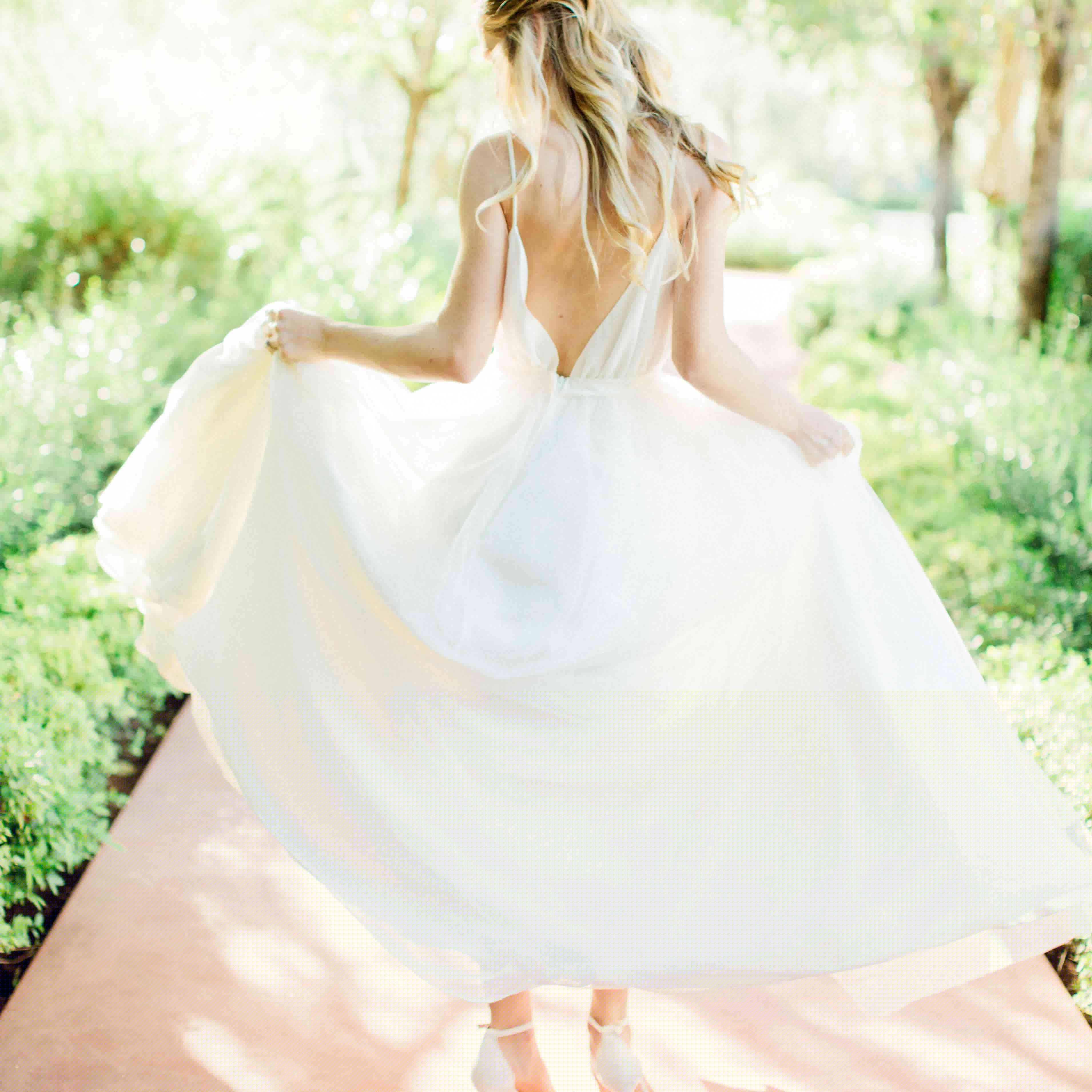 新娘举起婚纱露出鞋子